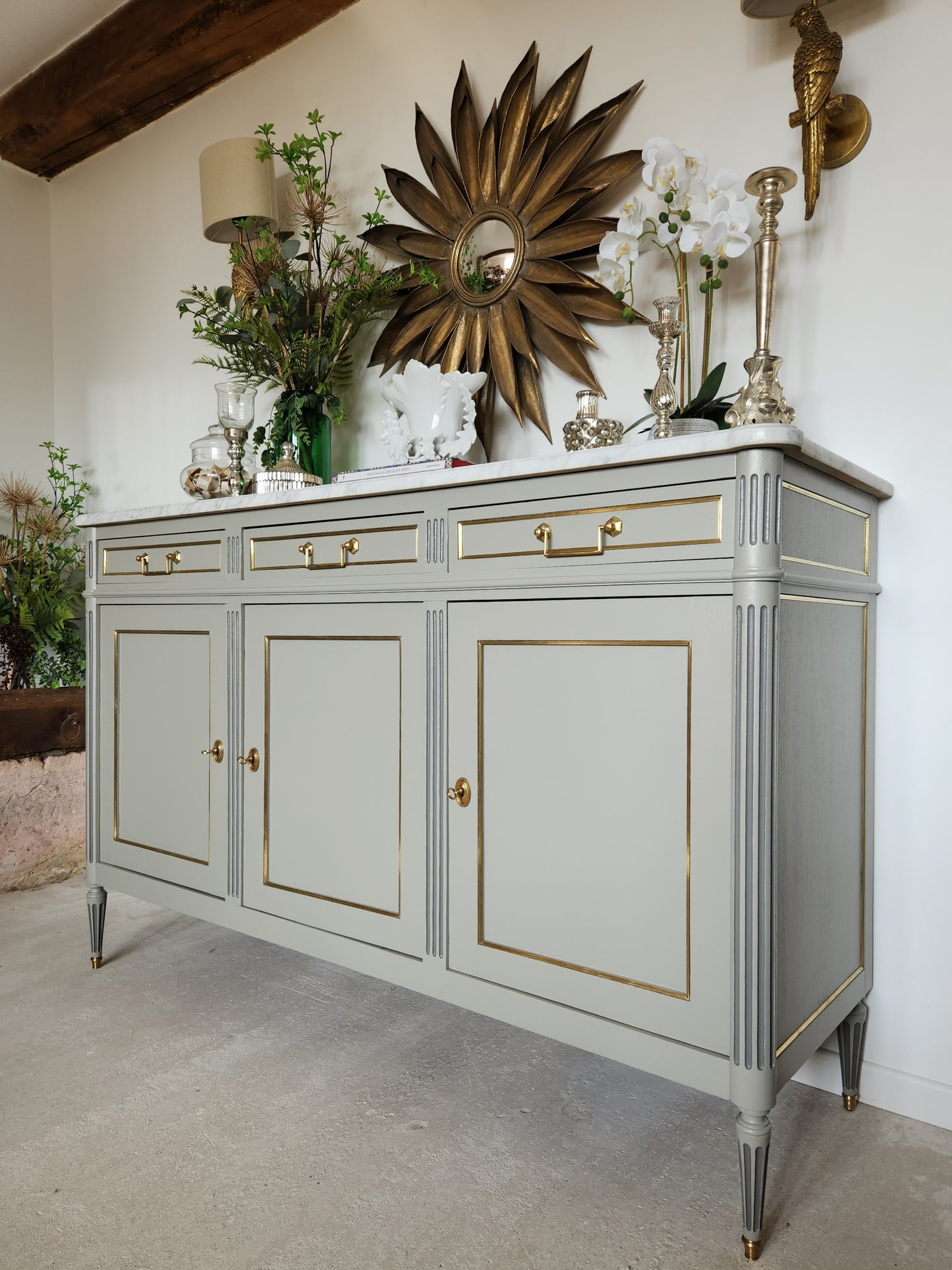 Buffet Louis XVI, marbre de Carrare, détails bronze.