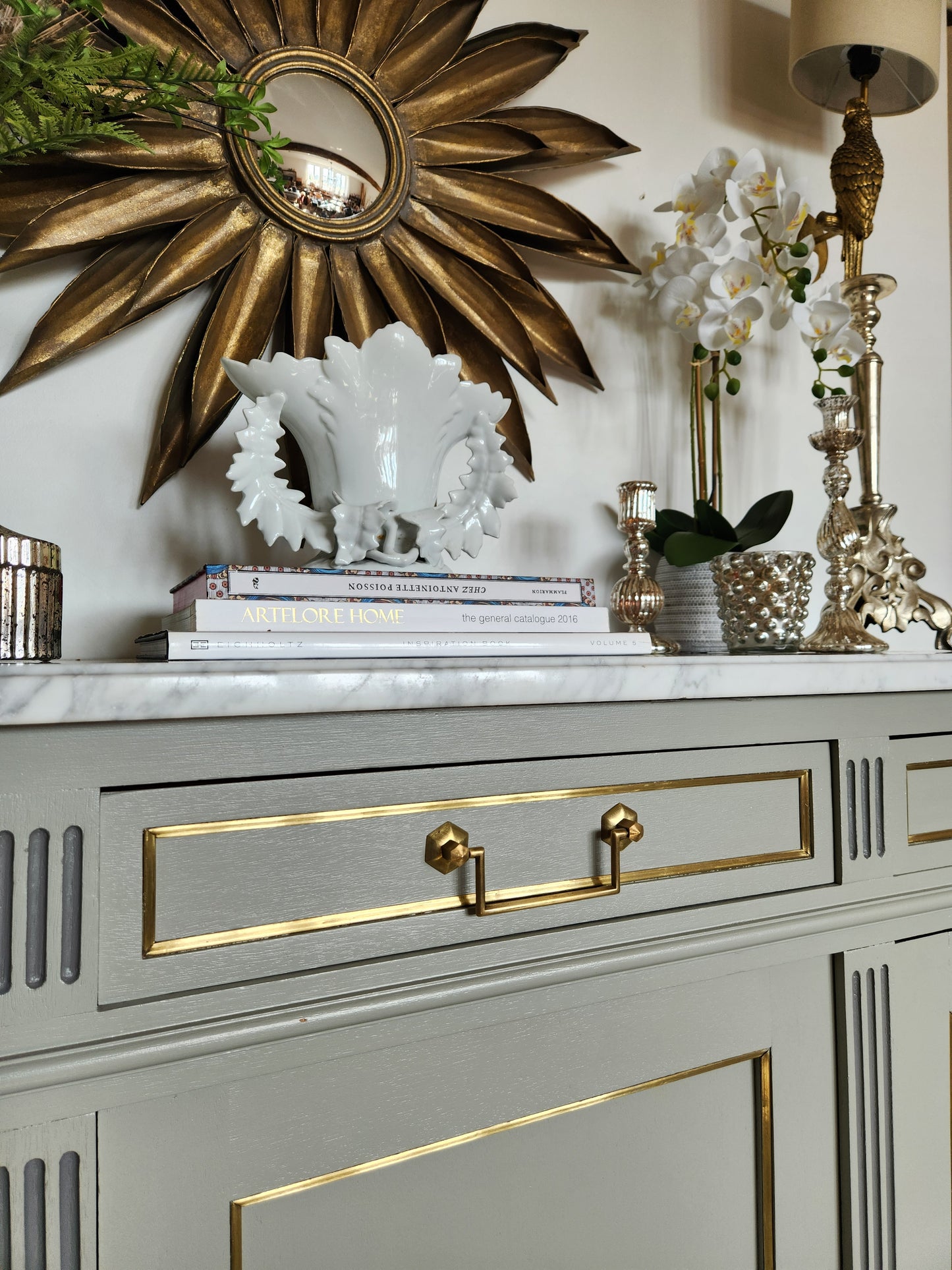 Buffet Louis XVI, marbre de Carrare, détails bronze.