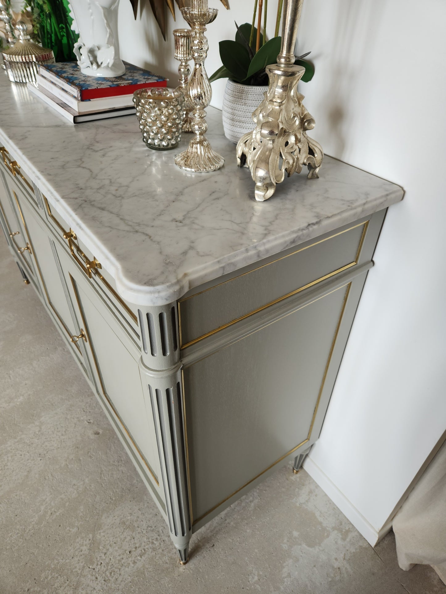 Buffet Louis XVI, marbre de Carrare, détails bronze.