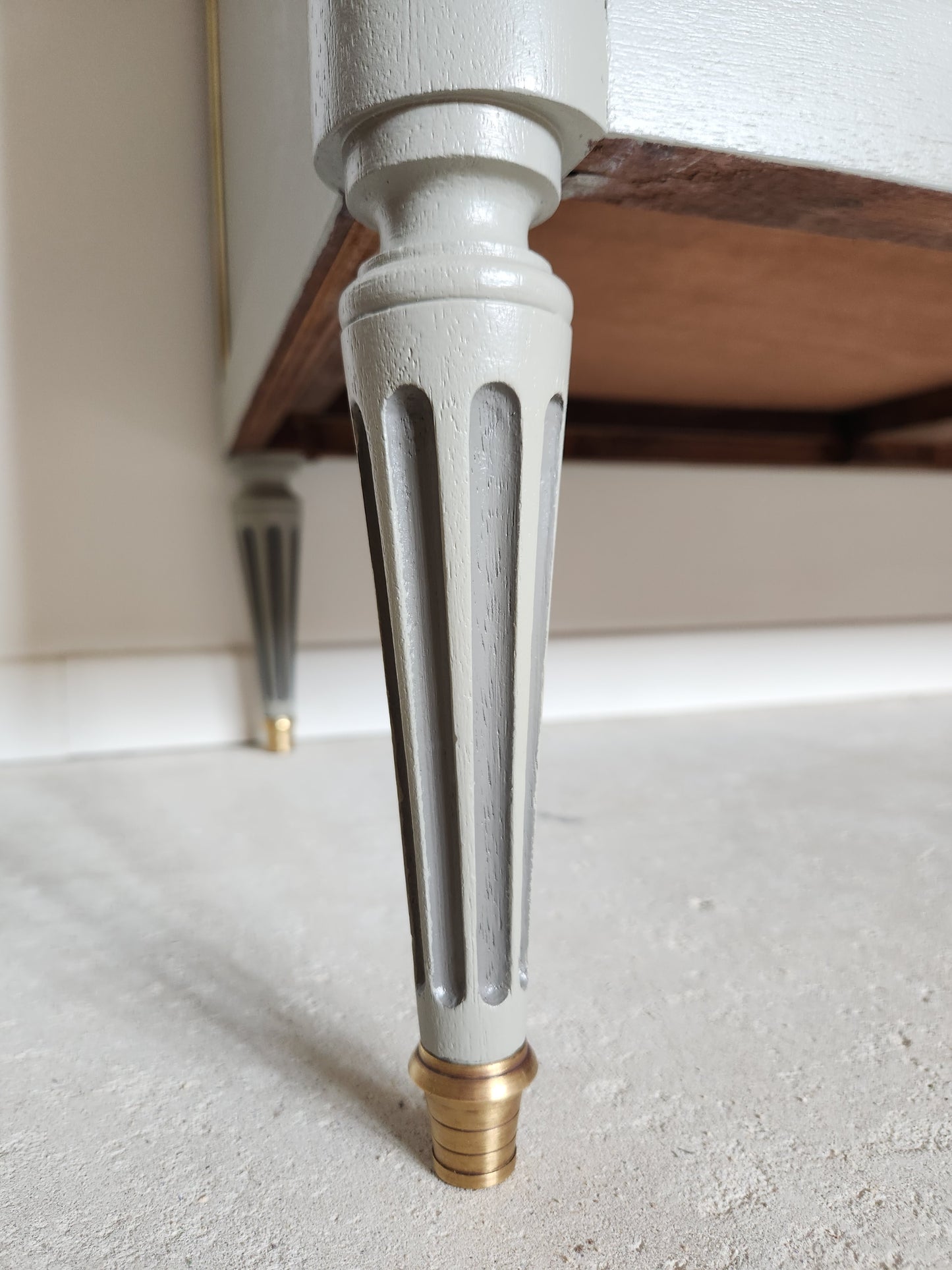 Buffet Louis XVI, marbre de Carrare, détails bronze.