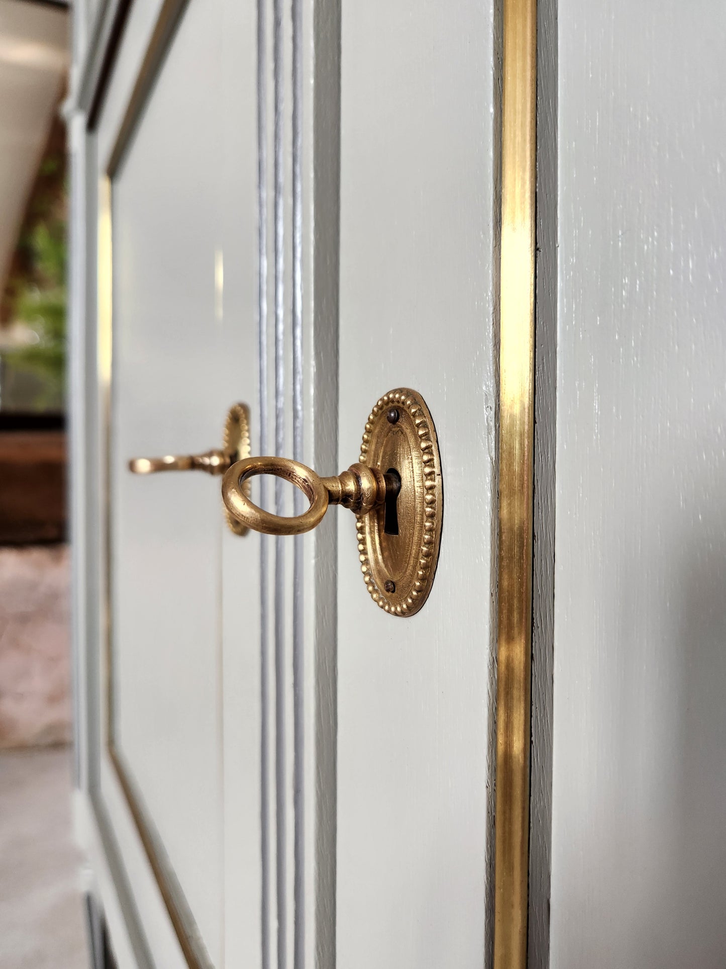 Buffet Louis XVI, marbre de Carrare, détails bronze.