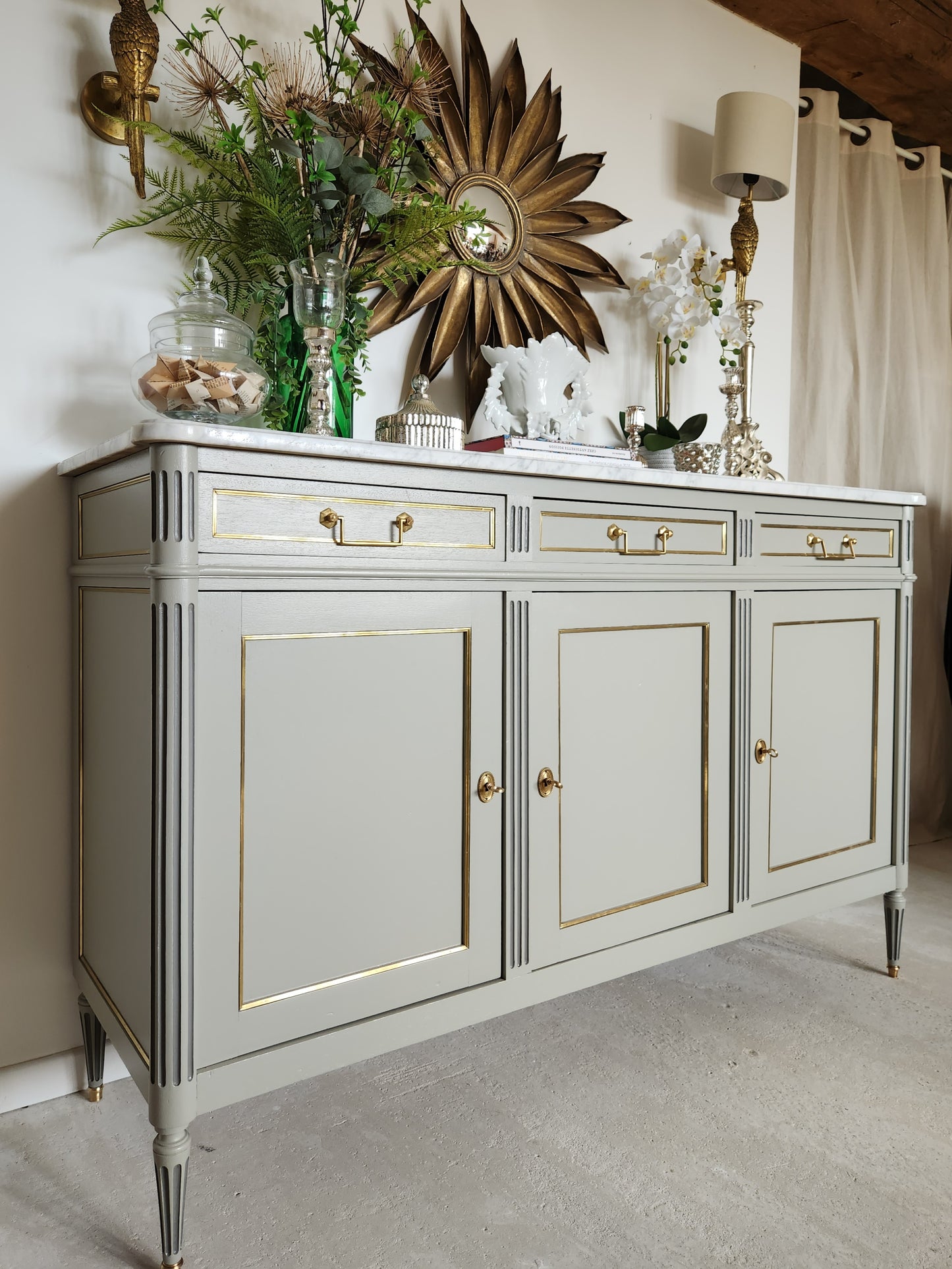 Buffet Louis XVI, marbre de Carrare, détails bronze.