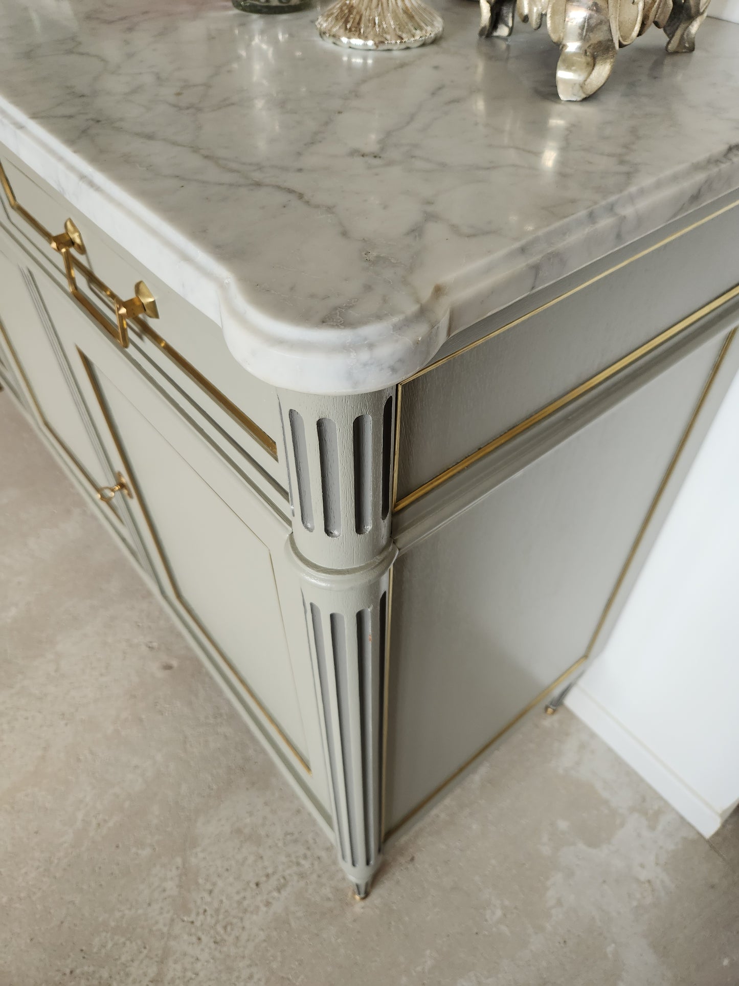 Buffet Louis XVI, marbre de Carrare, détails bronze.