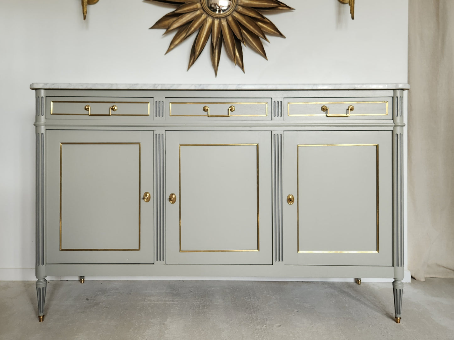 Buffet Louis XVI, marbre de Carrare, détails bronze.