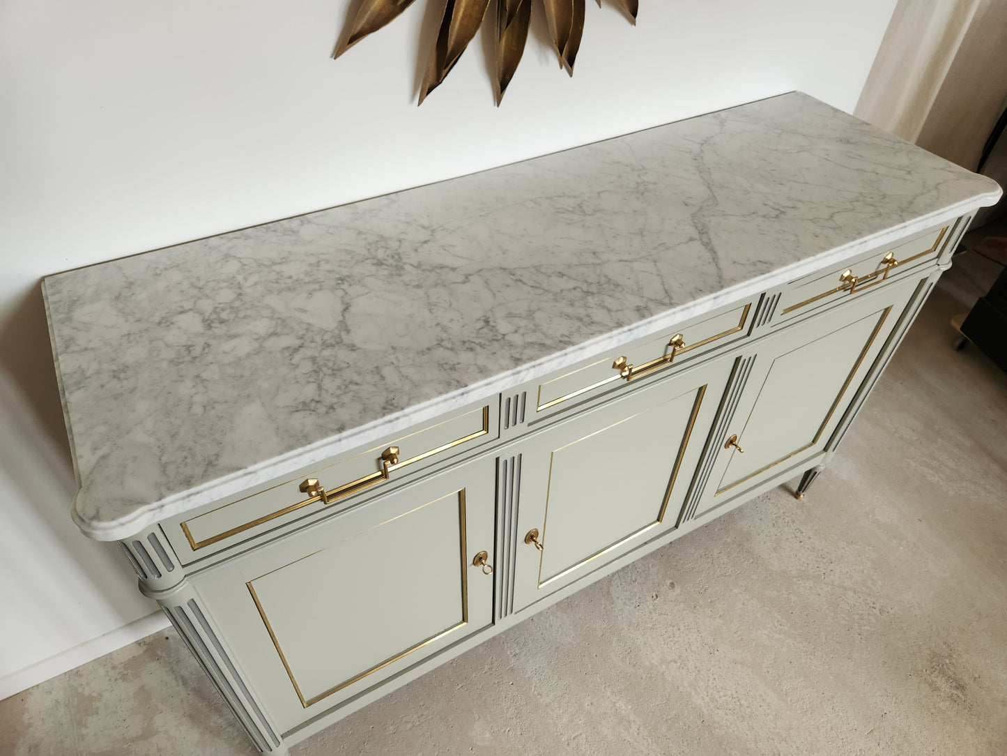 Buffet Louis XVI, marbre de Carrare, détails bronze.