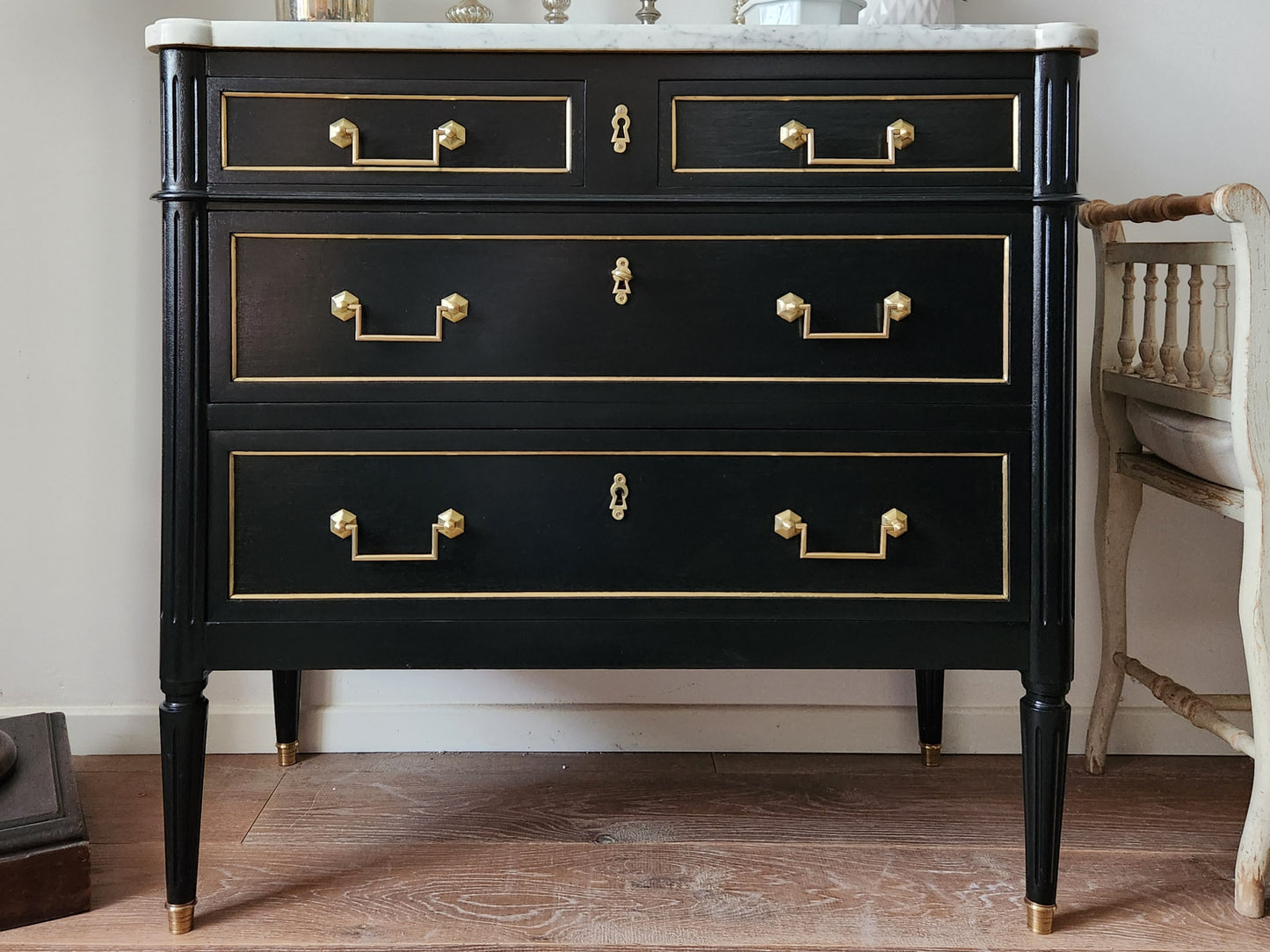 Commode Louis XVI, marbre de Carrare.