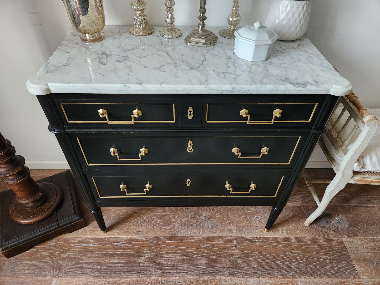 Commode Louis XVI, marbre de Carrare.