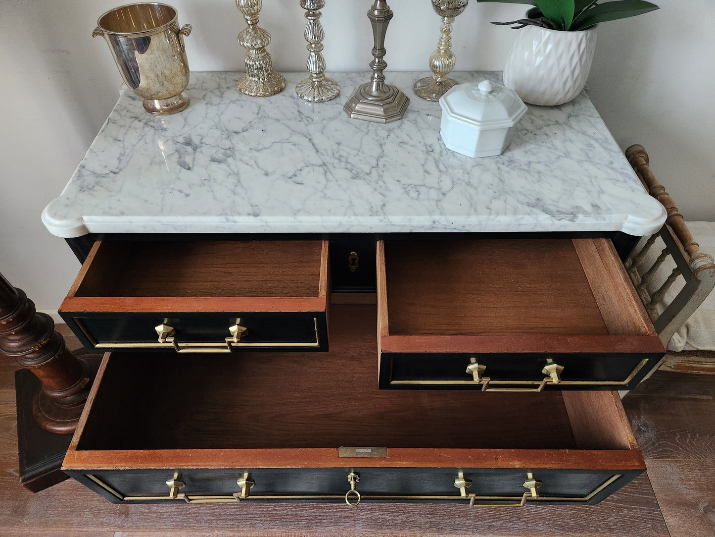 Commode Louis XVI, marbre de Carrare.