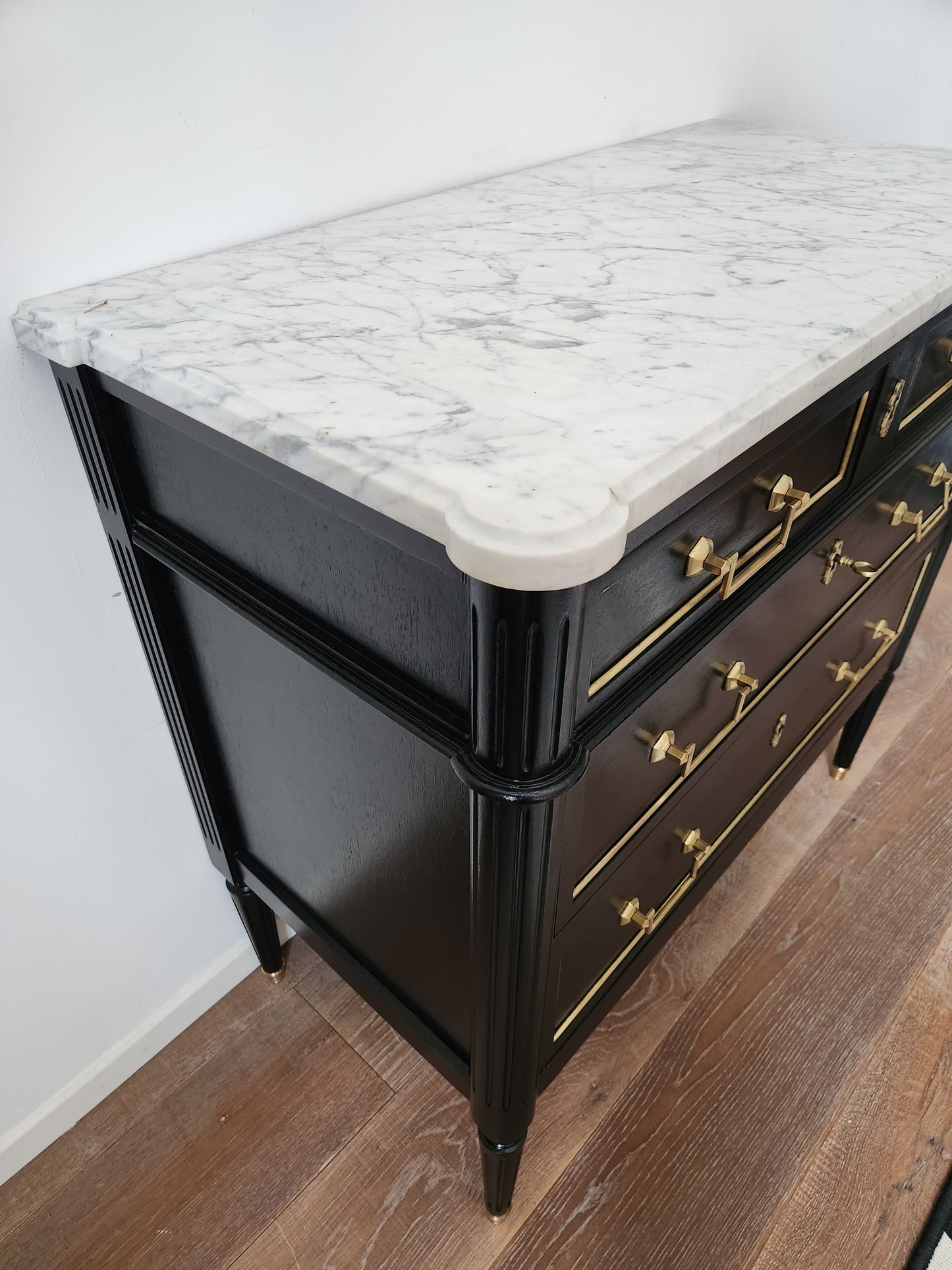 Commode Louis XVI, marbre de Carrare.