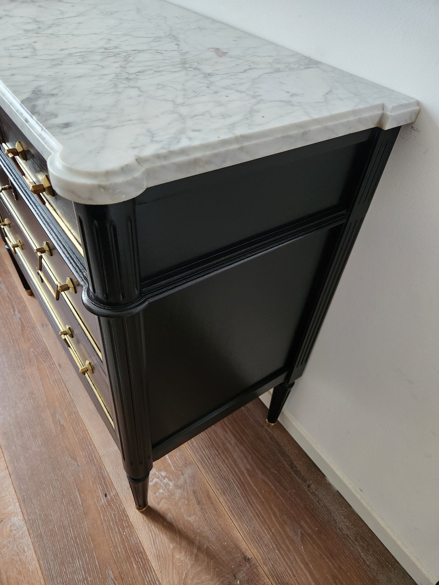 Commode Louis XVI, marbre de Carrare.