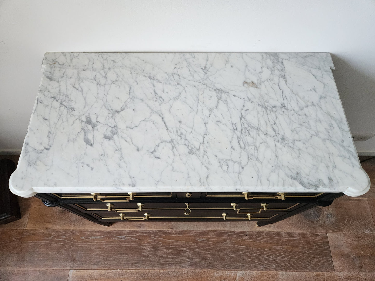 Commode Louis XVI, marbre de Carrare.