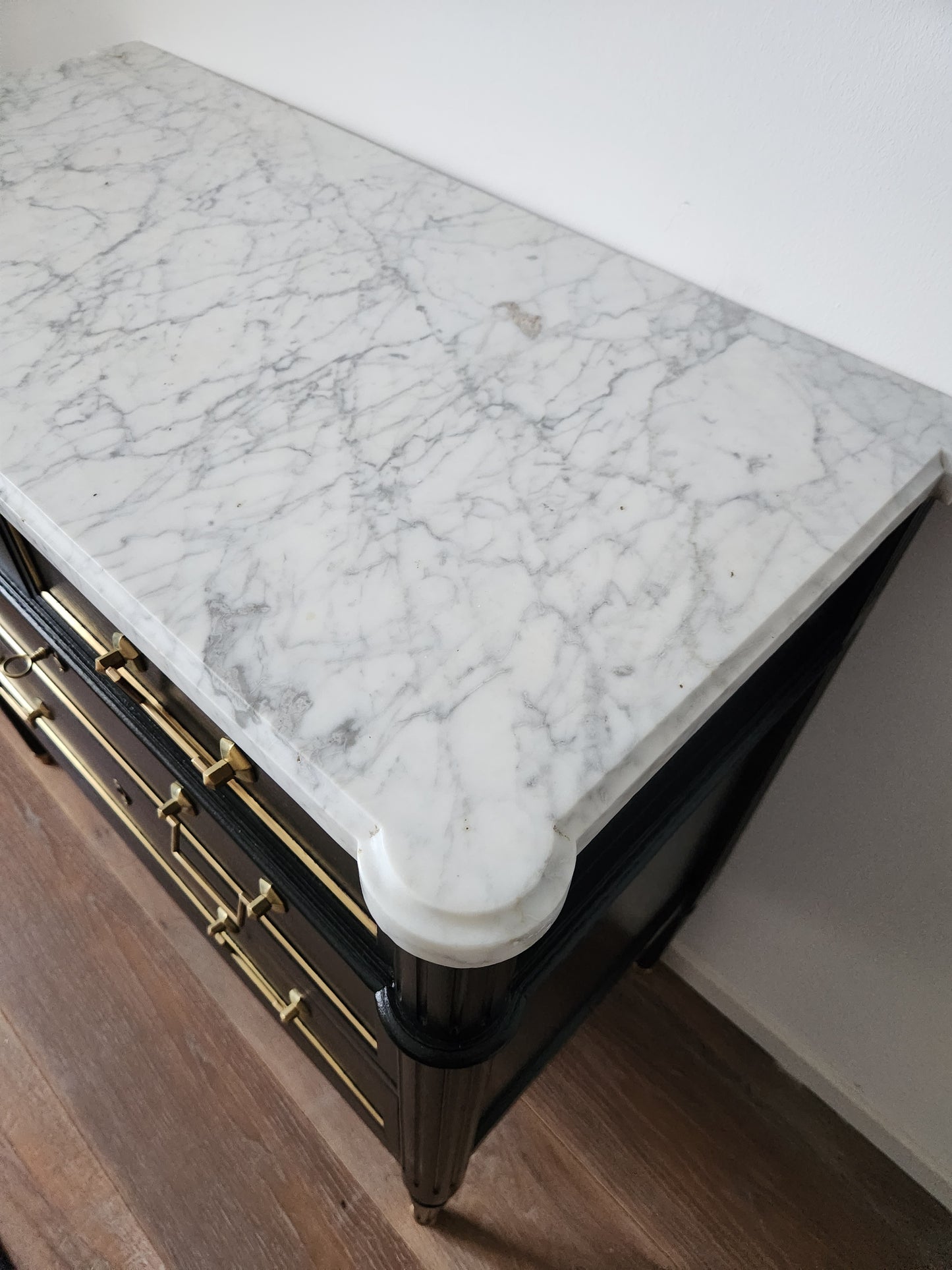 Commode Louis XVI, marbre de Carrare.