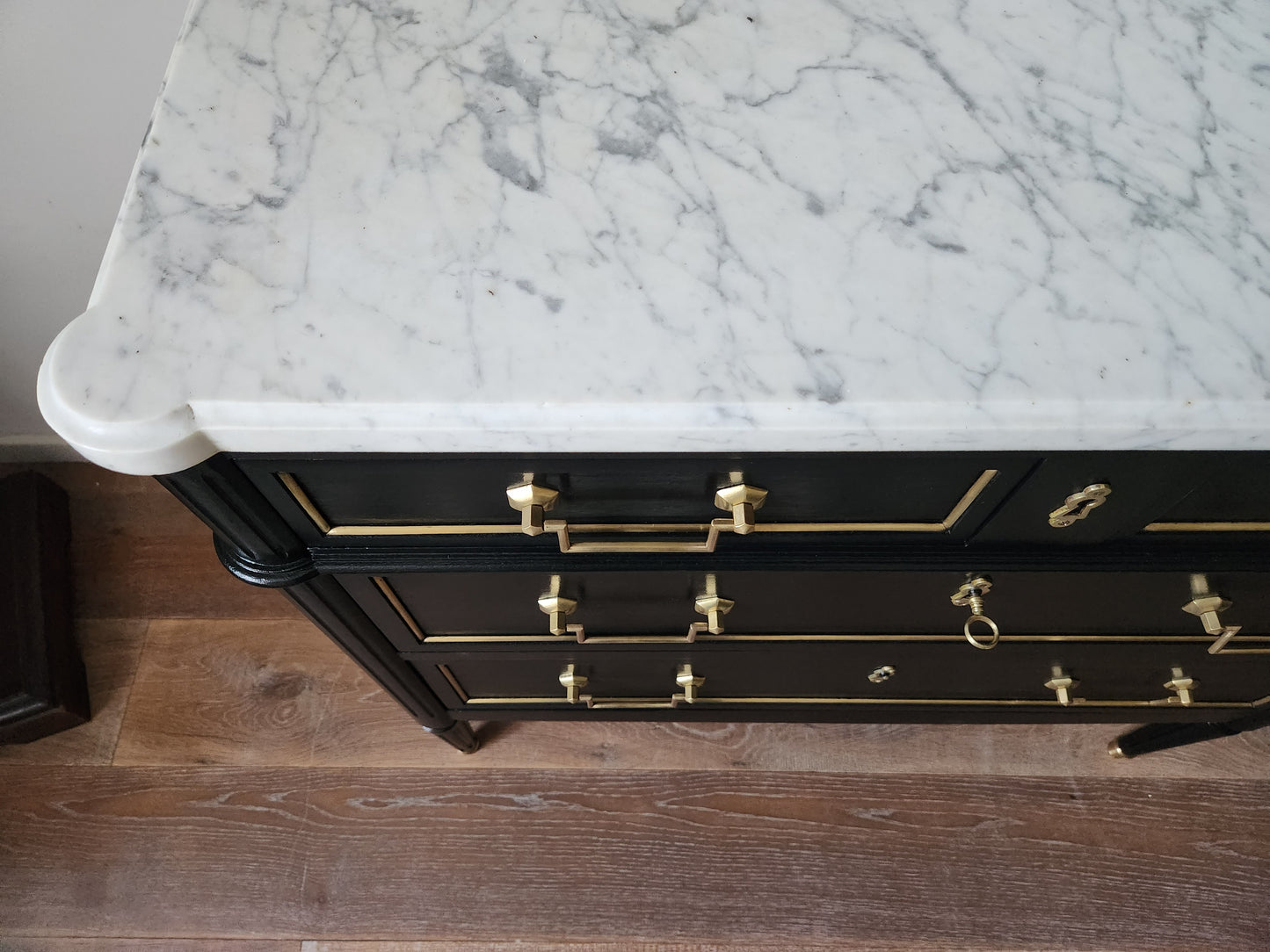 Commode Louis XVI, marbre de Carrare.