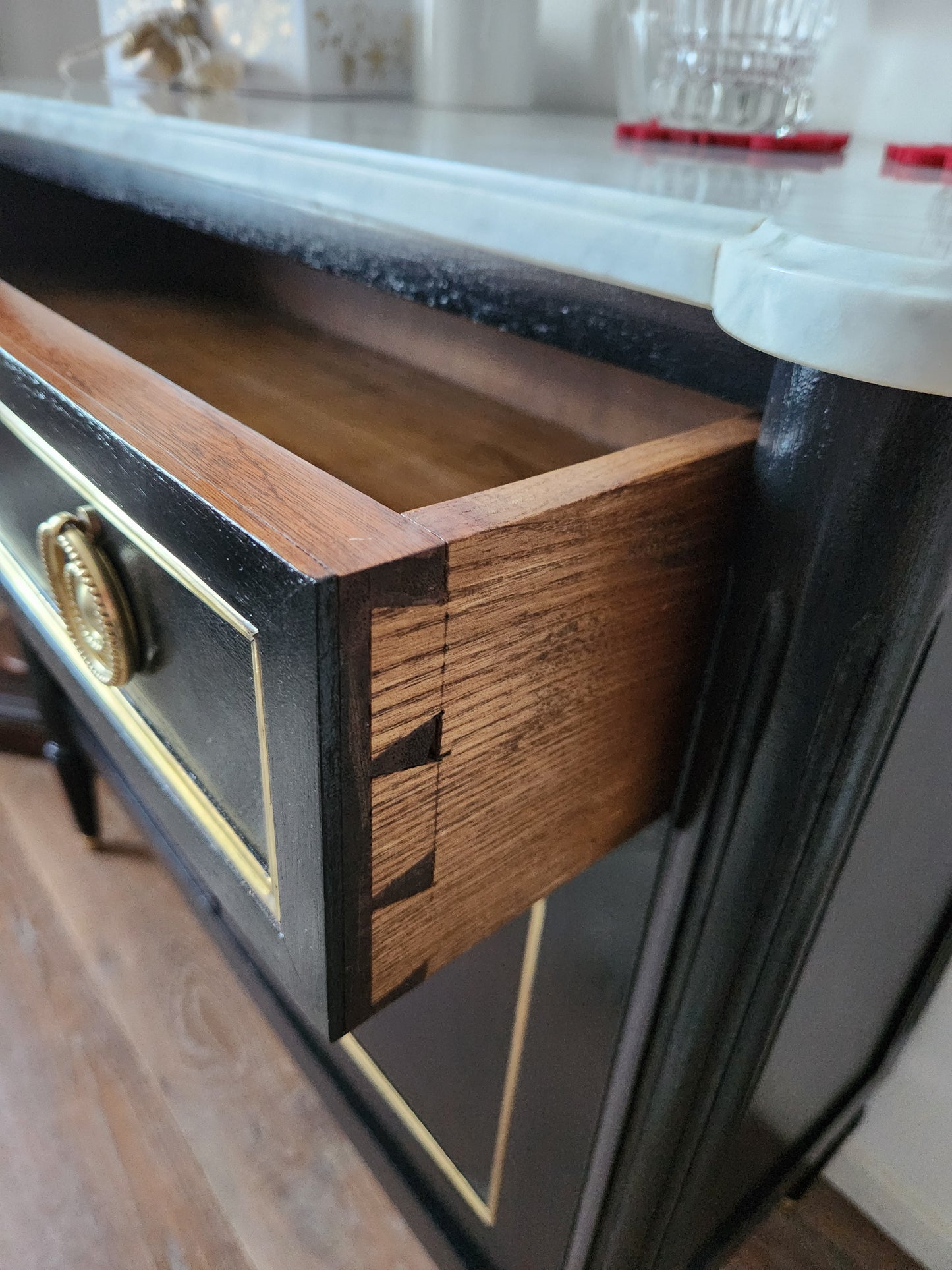 Commode Buffet Louis XVI, marbre de Carrare, bronze.