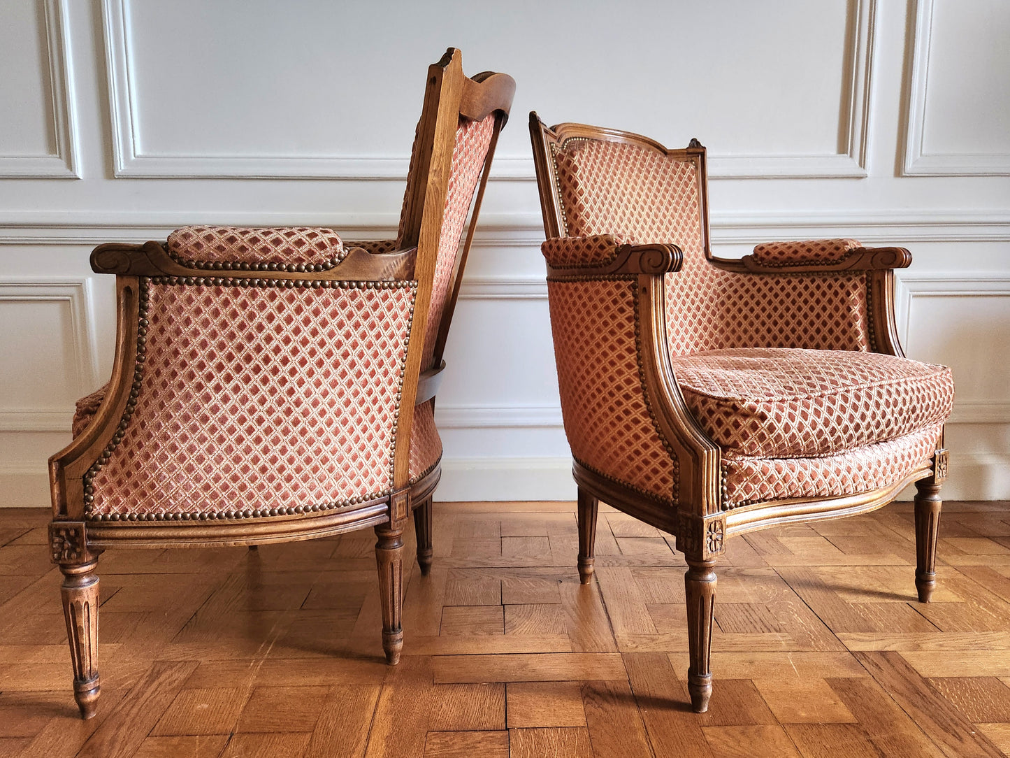 Paire de fauteuils Louis XVI, velours.