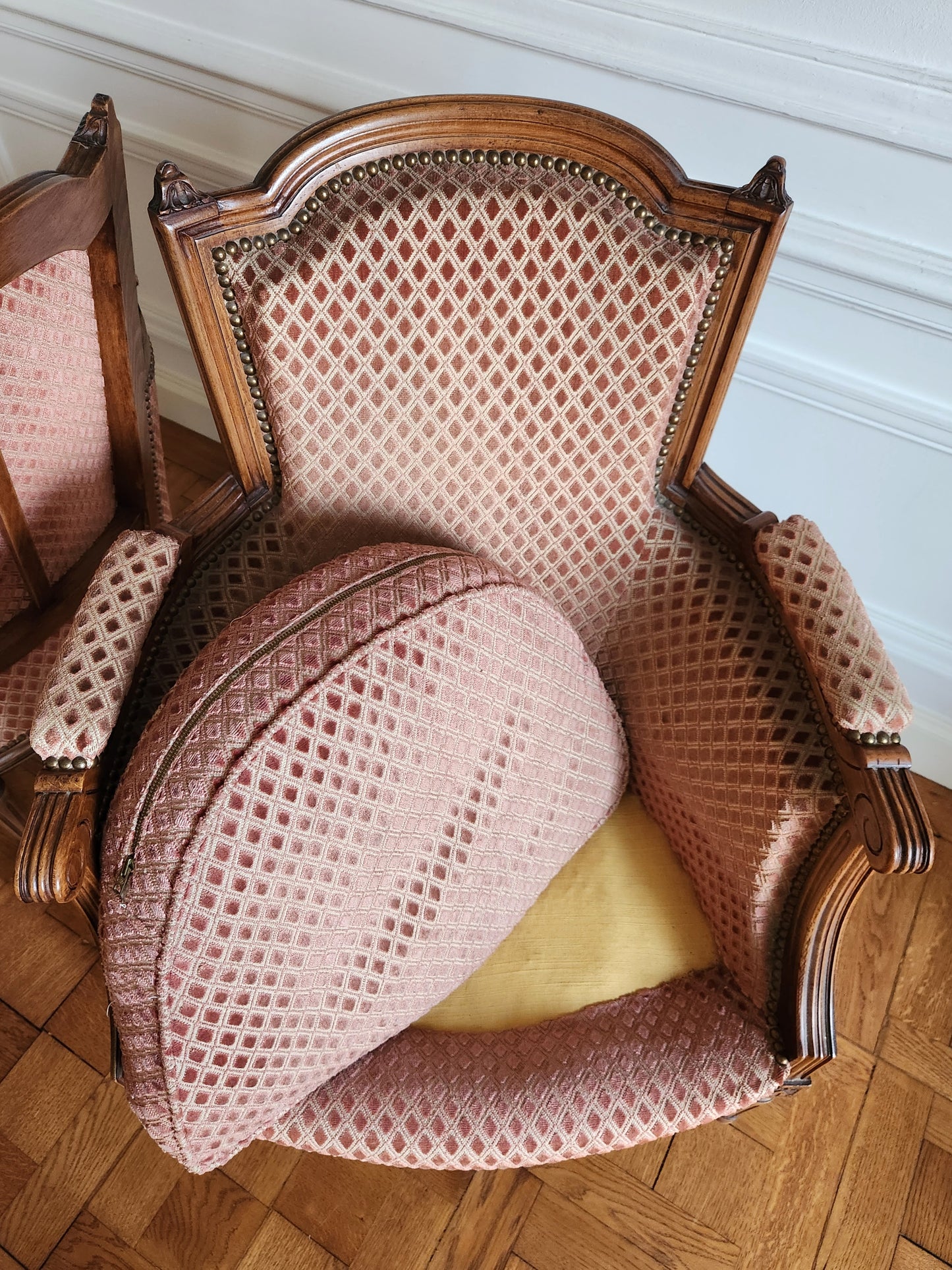 Paire de fauteuils Louis XVI, velours.