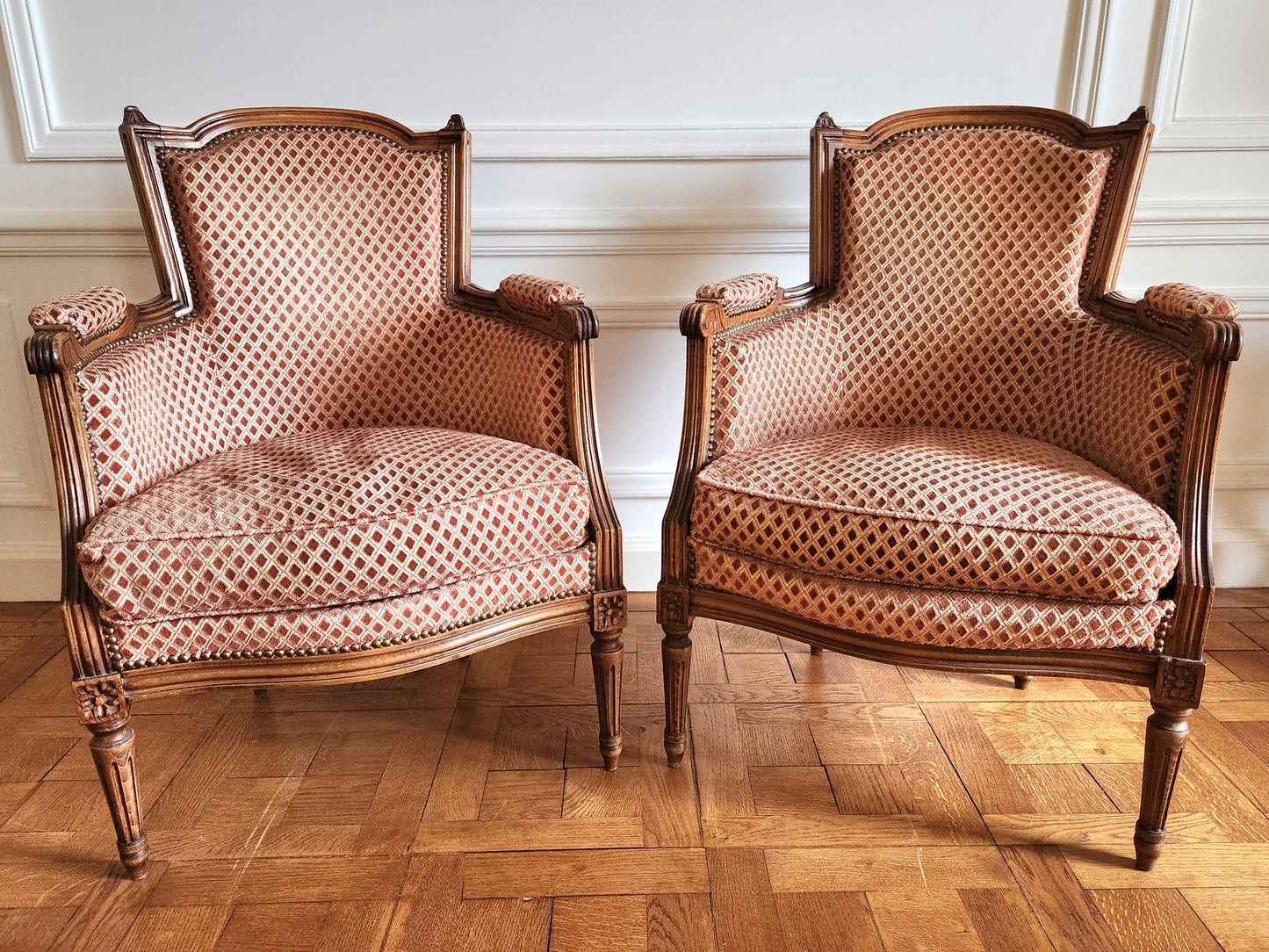 Paire de fauteuils Louis XVI, velours.