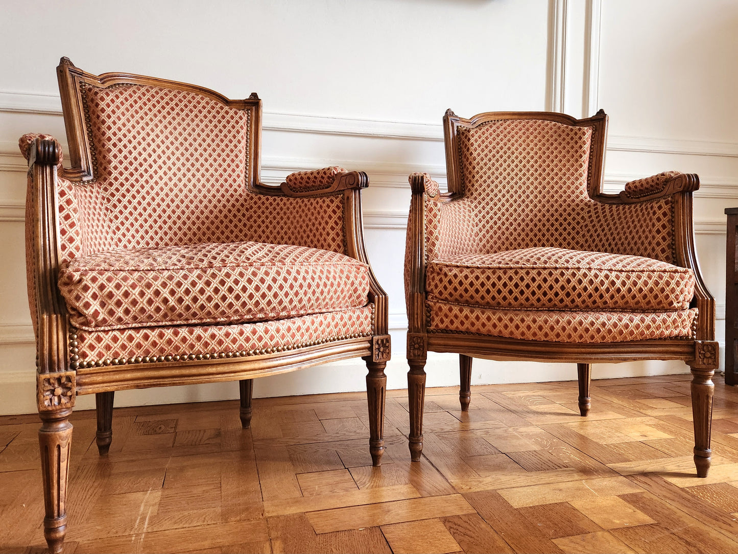 Paire de fauteuils Louis XVI, velours.