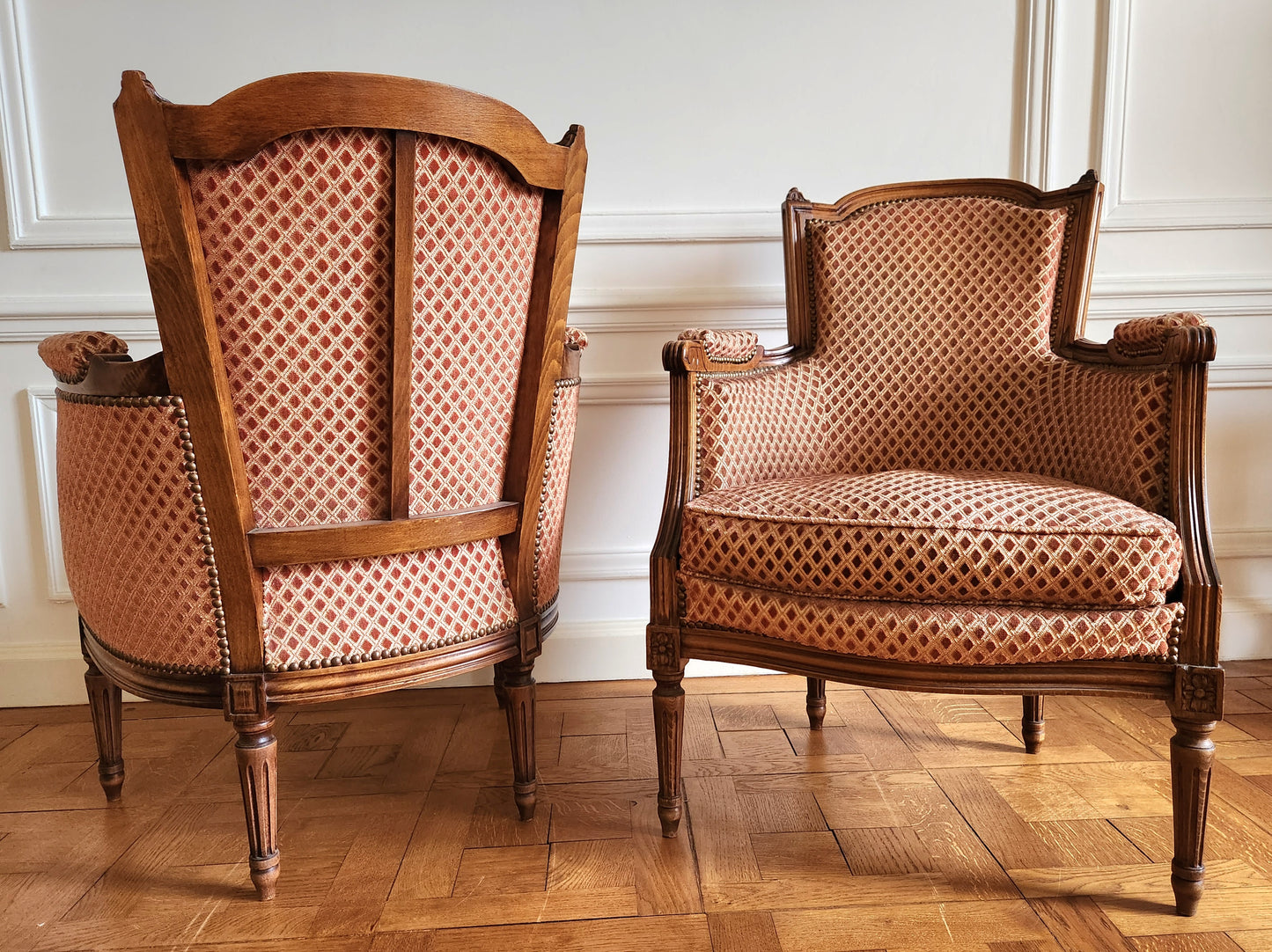 Paire de fauteuils Louis XVI, velours.
