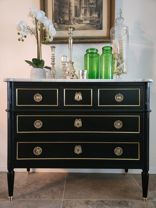 Commode Louis XVI, marbre de Carrare, bronze et laiton.