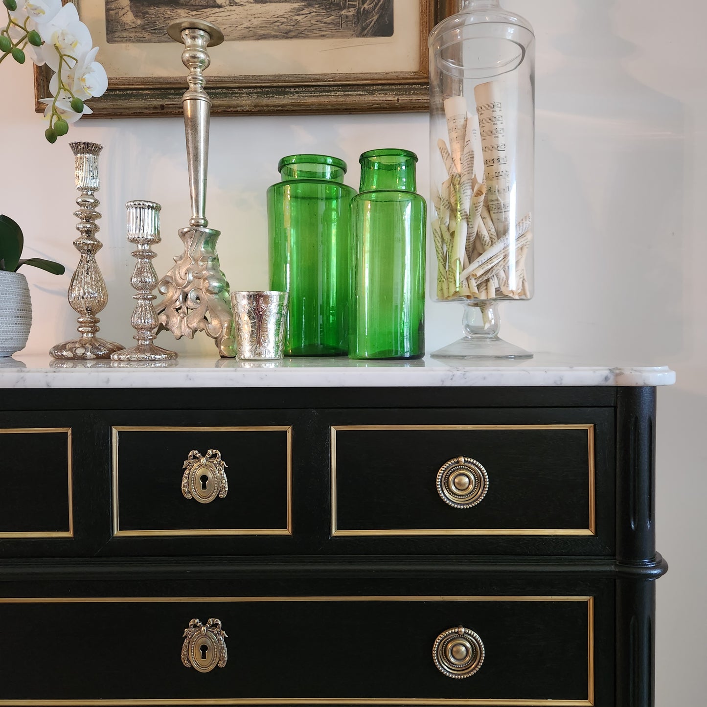 Commode Louis XVI, marbre de Carrare, bronze et laiton.