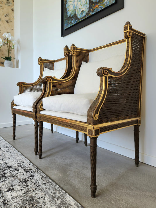 Paire de fauteuils Louis XVI, bois doré, 18ème siècle.