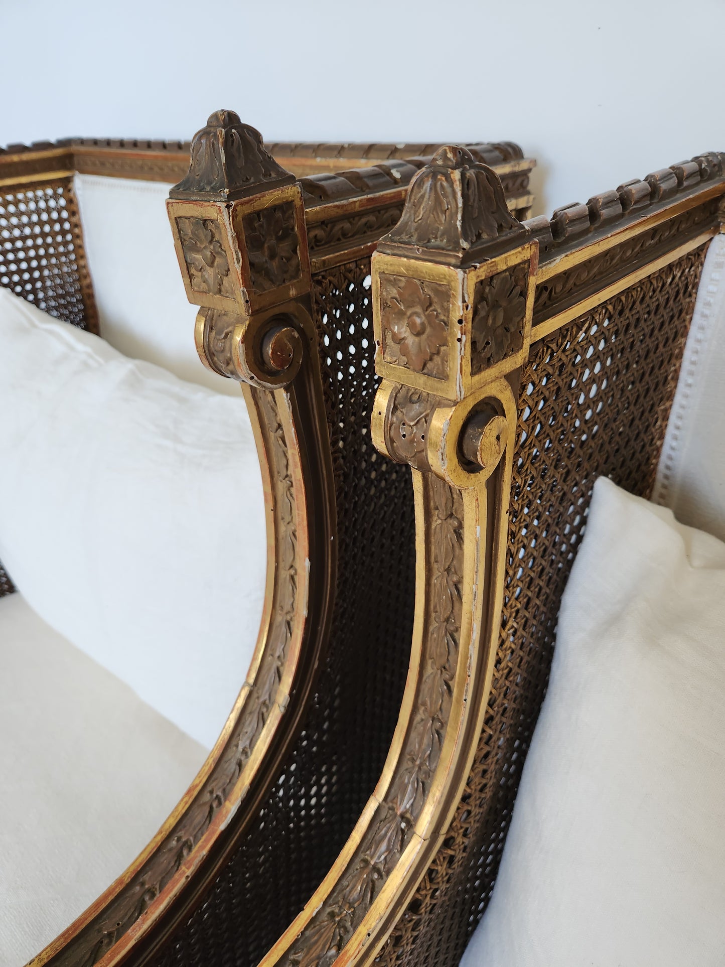 Paire de fauteuils Louis XVI, bois doré, 18ème siècle.