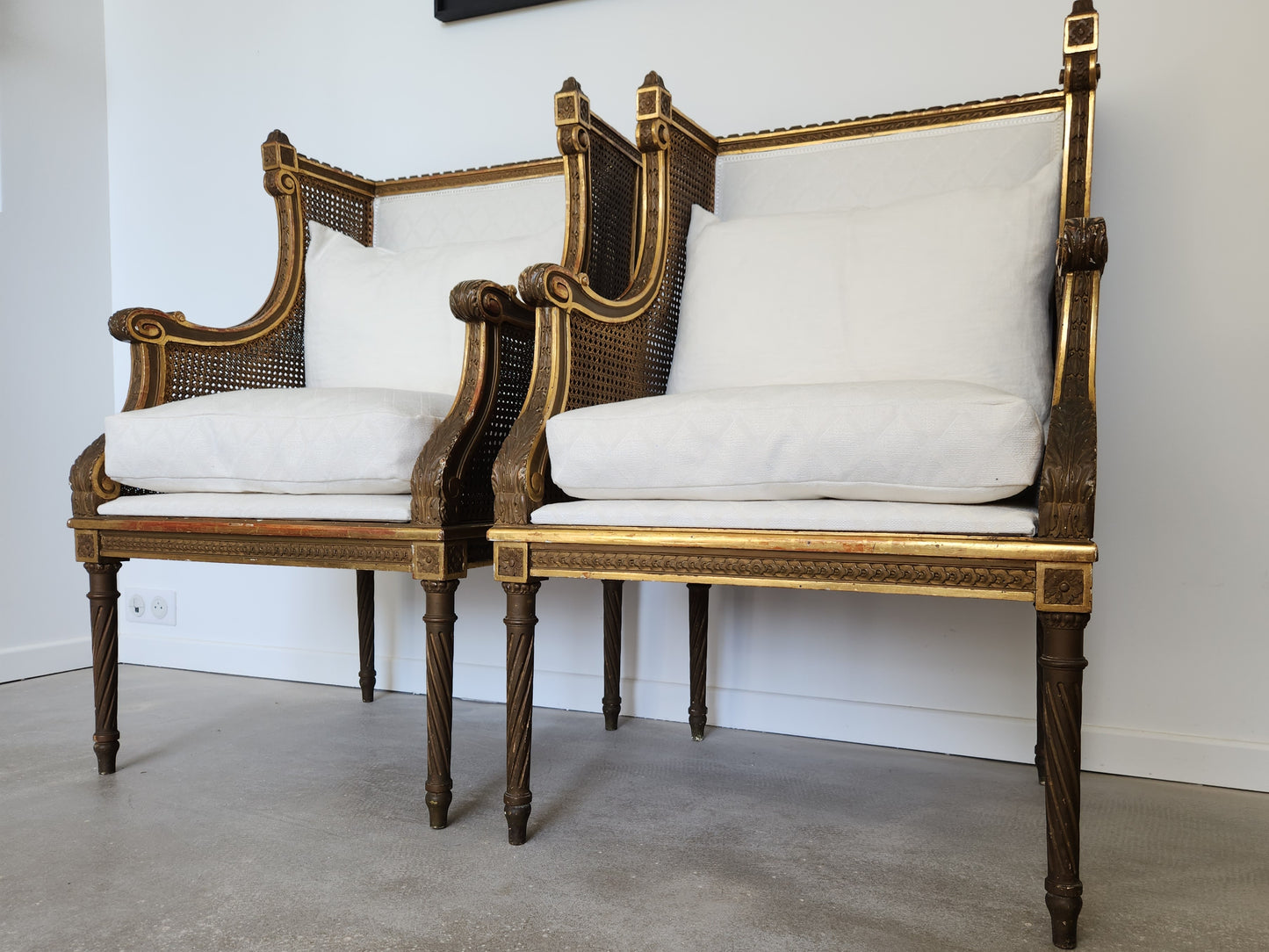 Paire de fauteuils Louis XVI, bois doré, 18ème siècle.