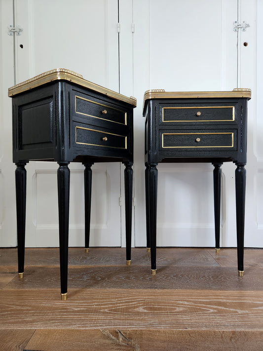 Paire de chevets Louis XVI, marbre de Carrare, bronze doré.