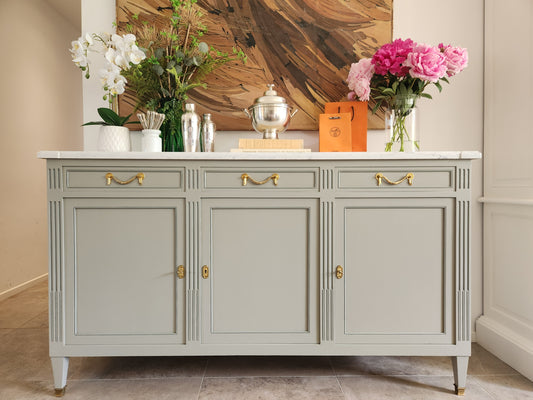 Buffet Louis XVI, marbre de Carrare, détails bronze.