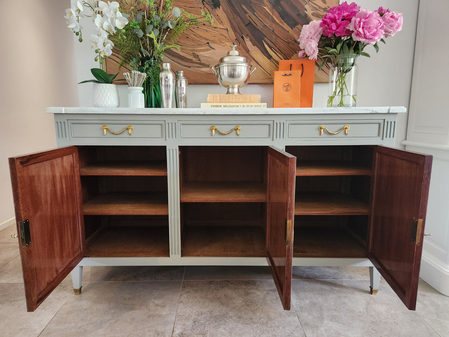 Buffet Louis XVI, marbre de Carrare, détails bronze.