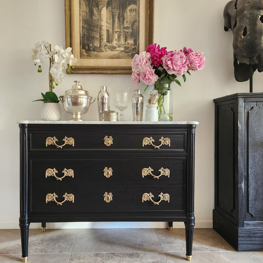 Commode Louis XVI à tiroirs, marbre de Carrare et bronze.