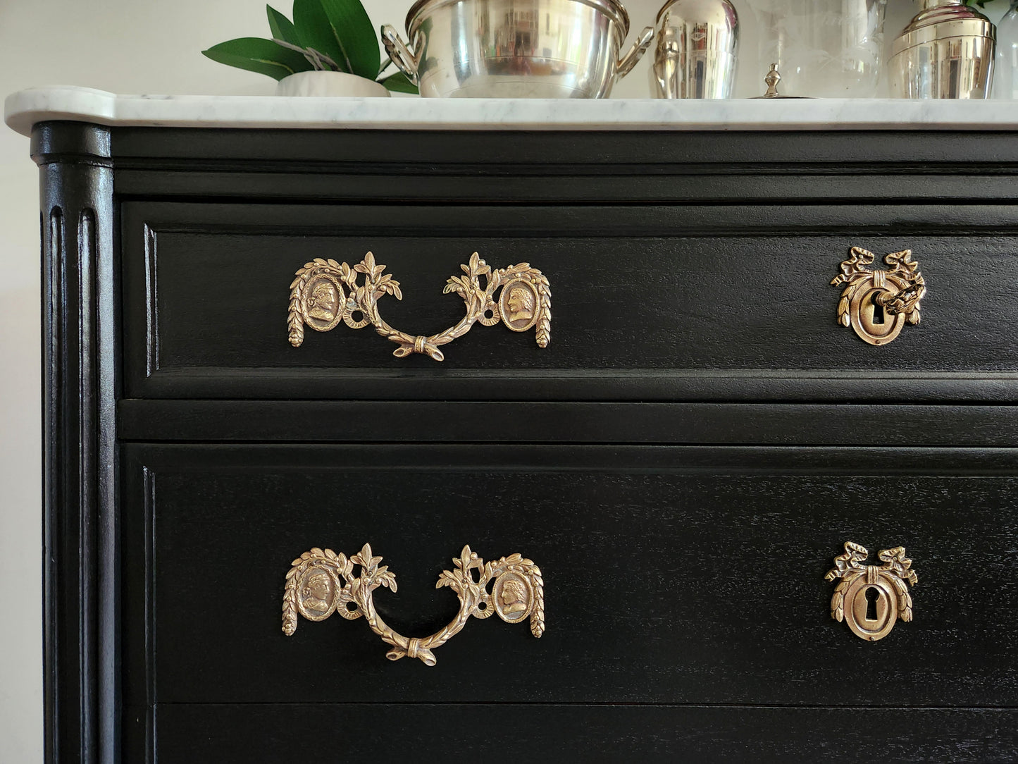 Commode Louis XVI à tiroirs, marbre de Carrare et bronze.