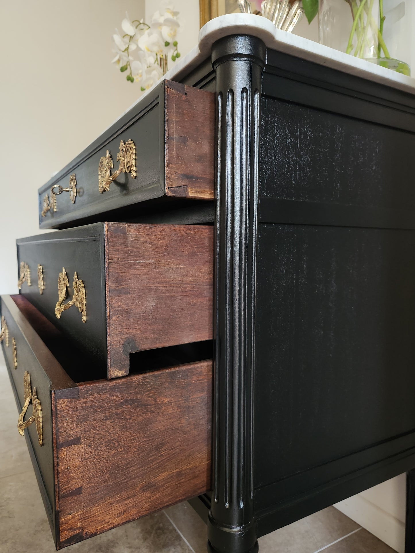 Commode Louis XVI à tiroirs, marbre de Carrare et bronze.