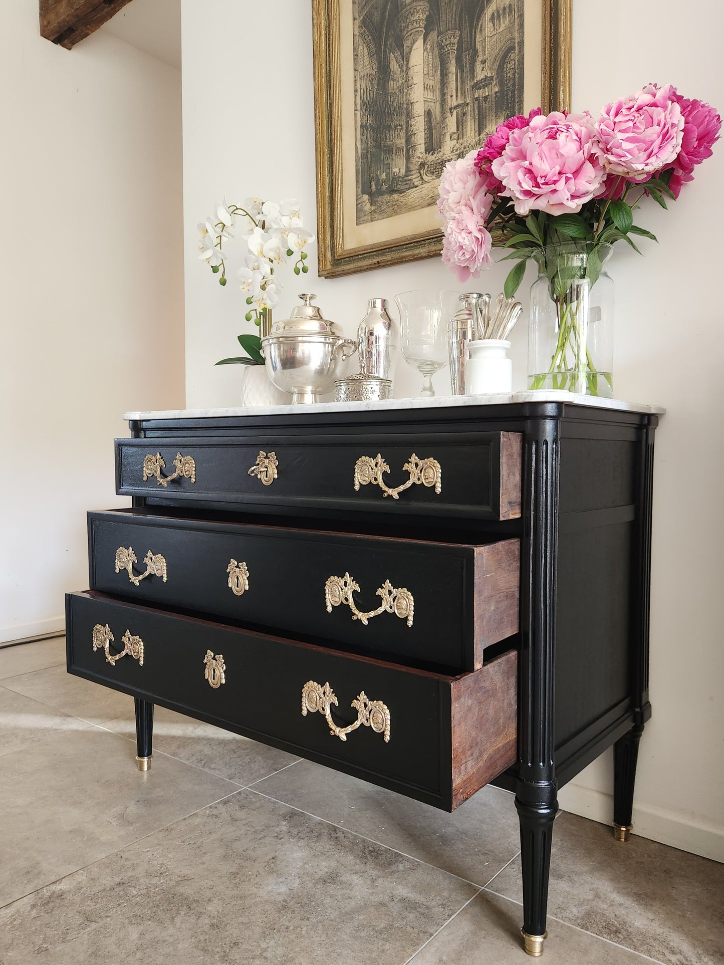 Commode Louis XVI à tiroirs, marbre de Carrare et bronze.