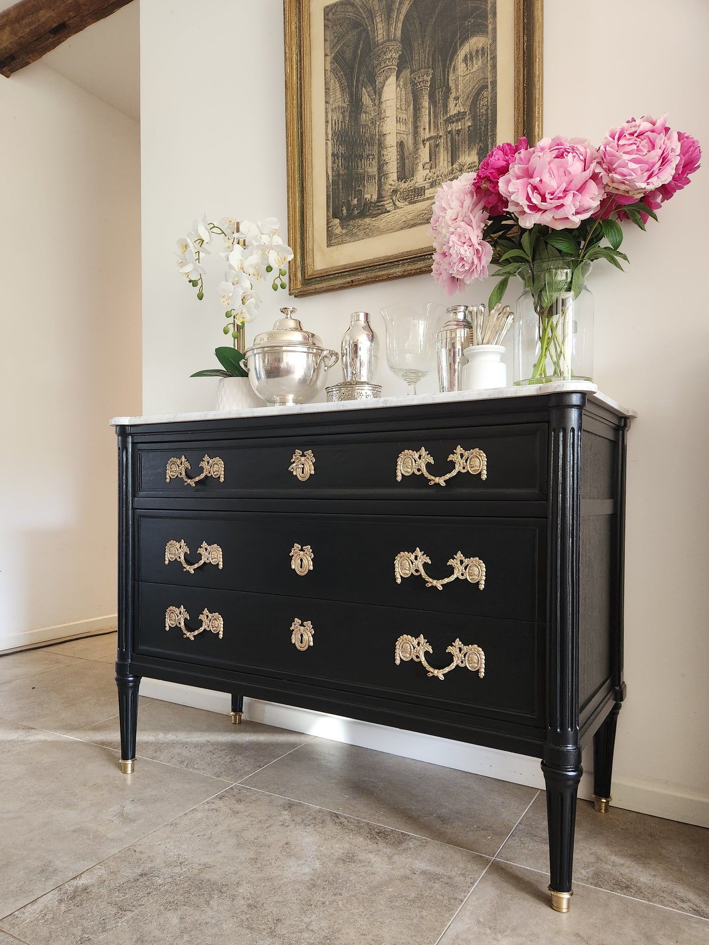 Commode Louis XVI à tiroirs, marbre de Carrare et bronze.
