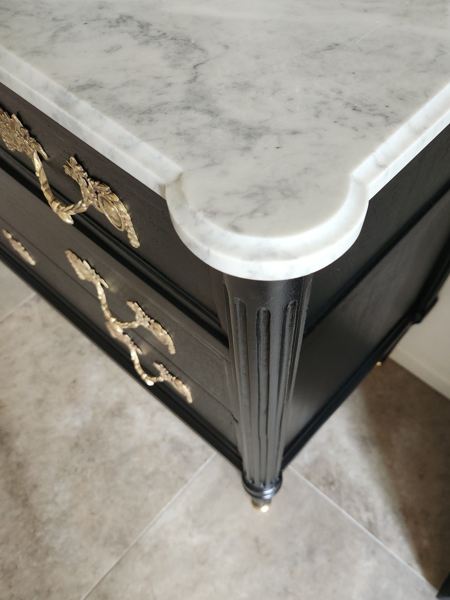 Commode Louis XVI à tiroirs, marbre de Carrare et bronze.
