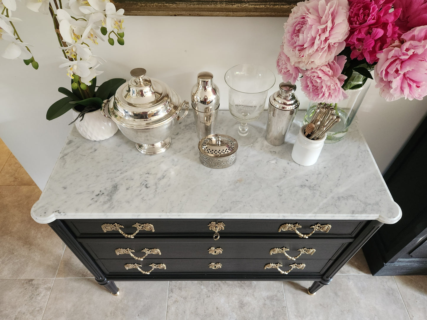 Commode Louis XVI à tiroirs, marbre de Carrare et bronze.