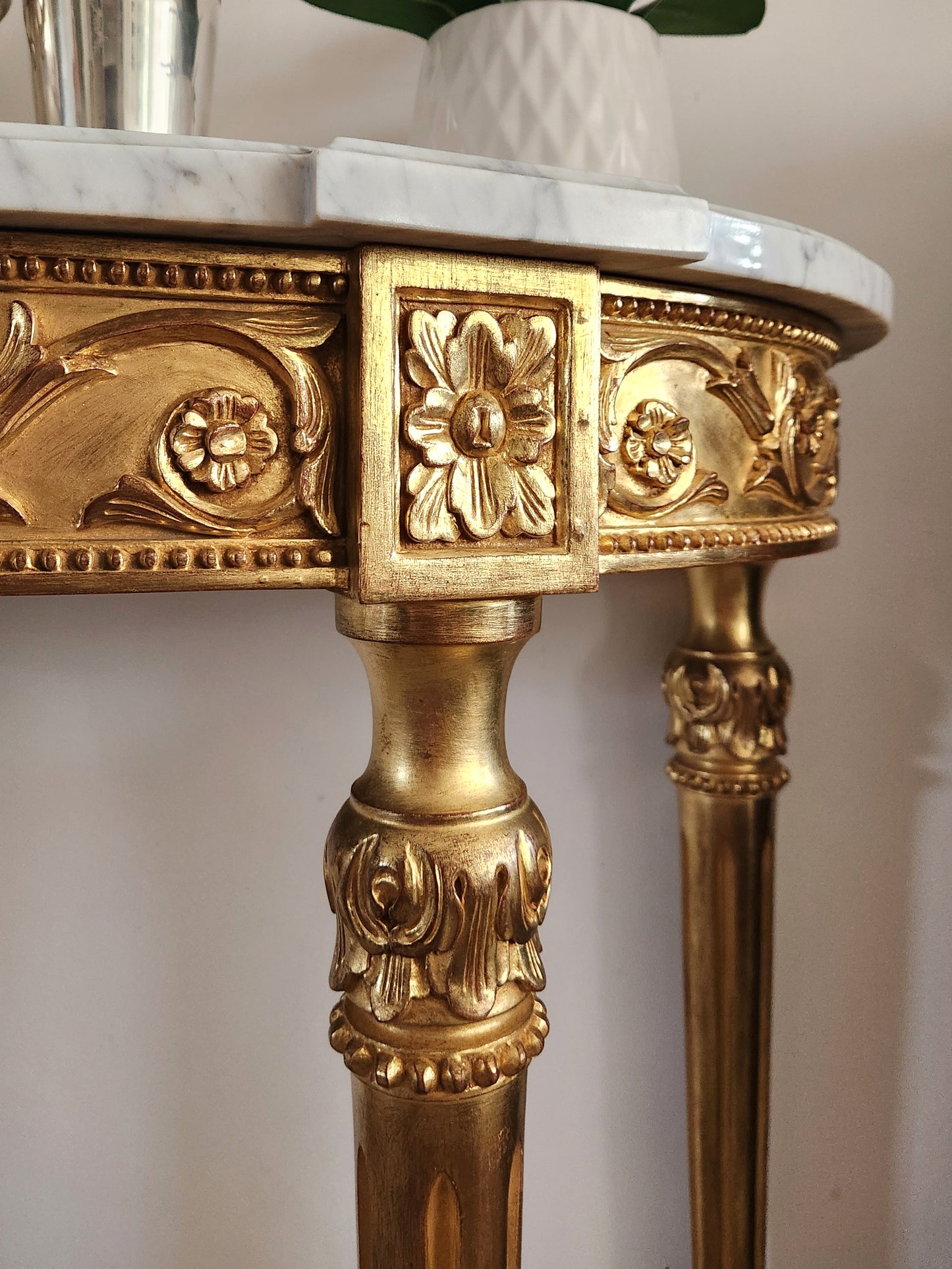 Console bois doré, marbre de Carrare, Louis XVI.