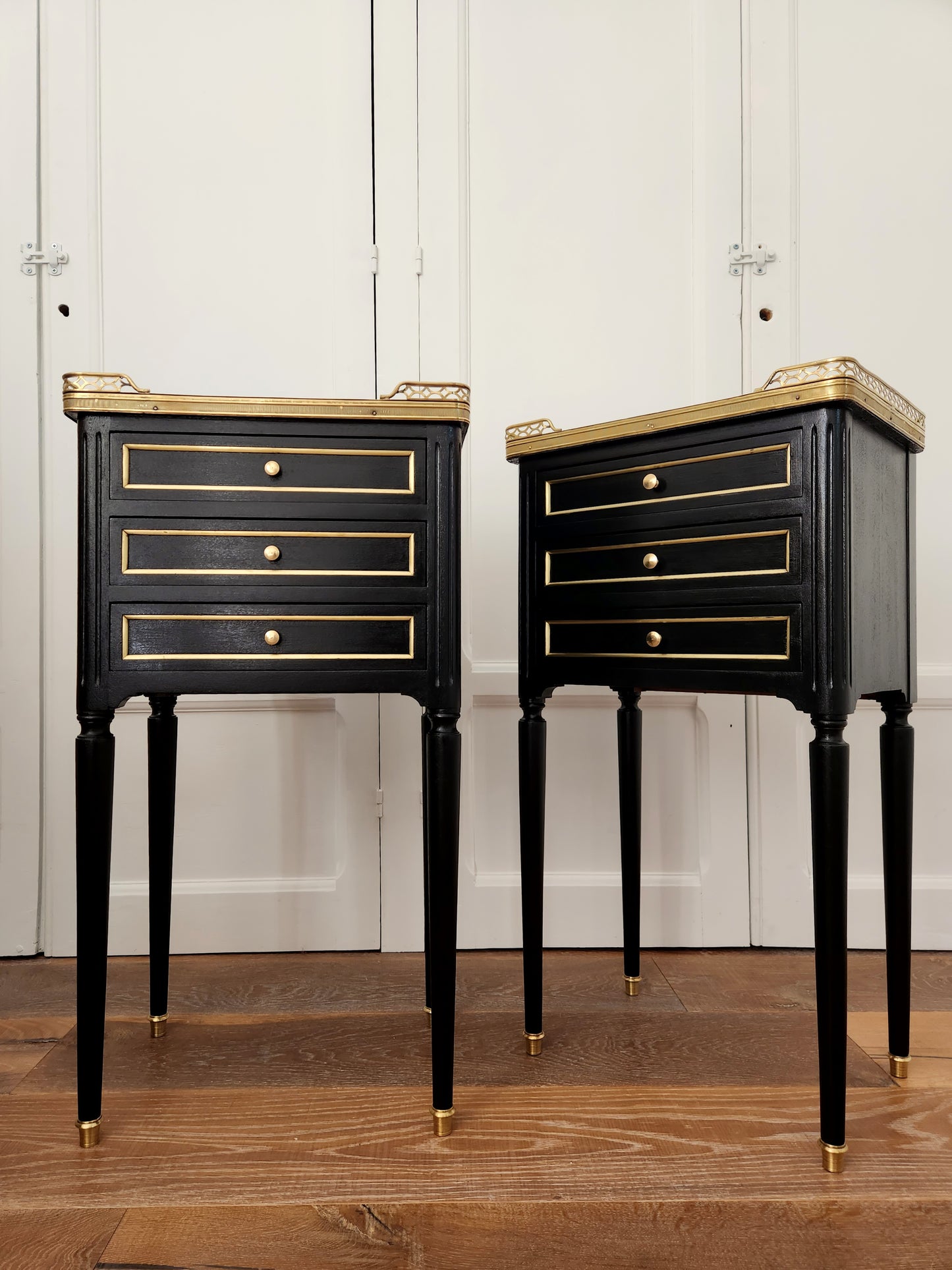 Paire de chevets Louis XVI, marbre de Carrare, Bronze.