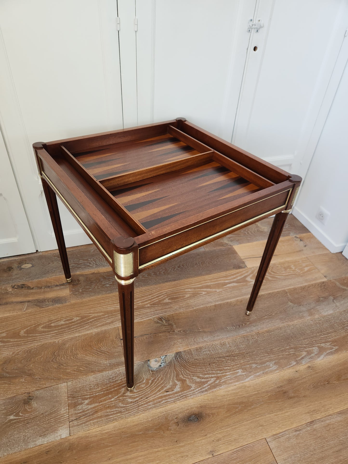 Table à jeux Louis XVI, échec, backgammon, cartes.