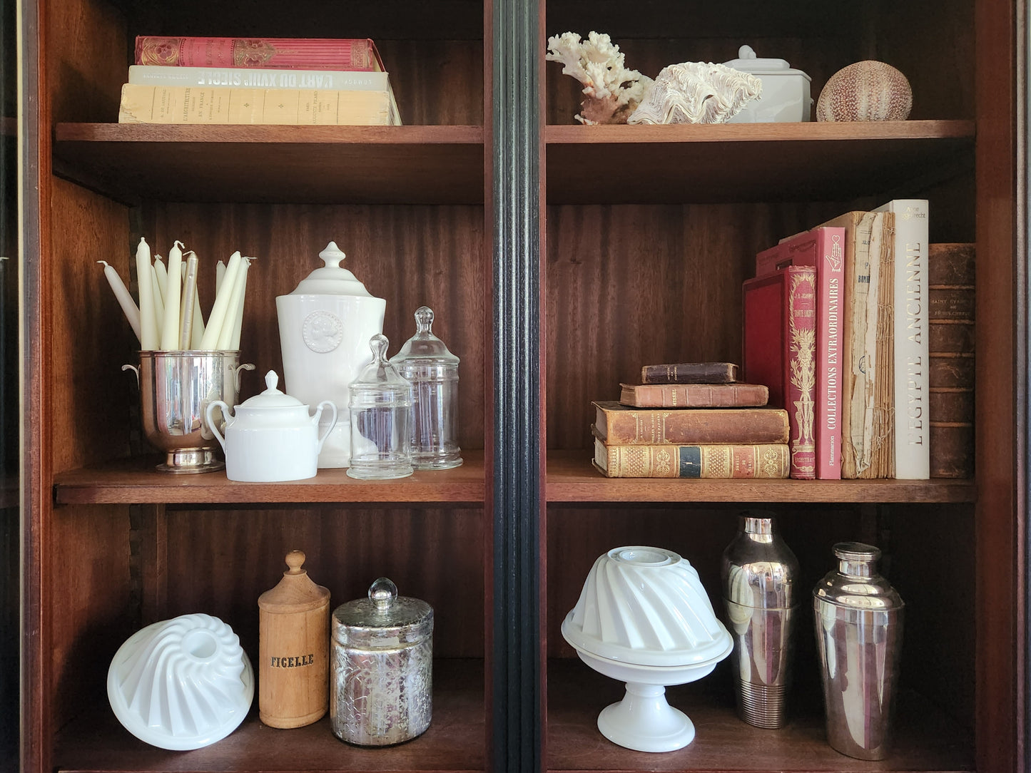 Vitrine Louis XVI, marbre de Carrare, bronze & laiton.