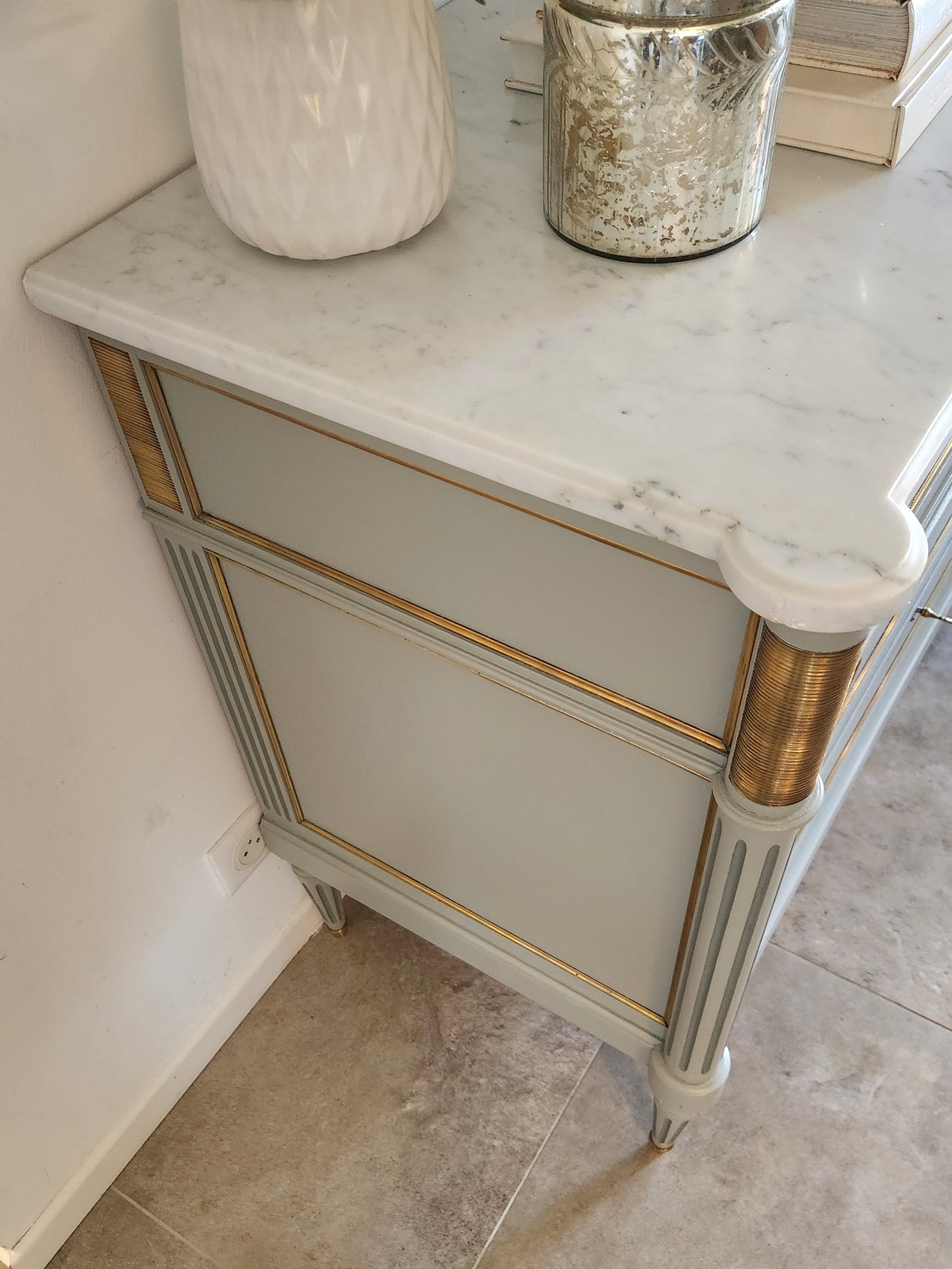 Commode Louis XVI, marbre de Carrare, bronze & laiton