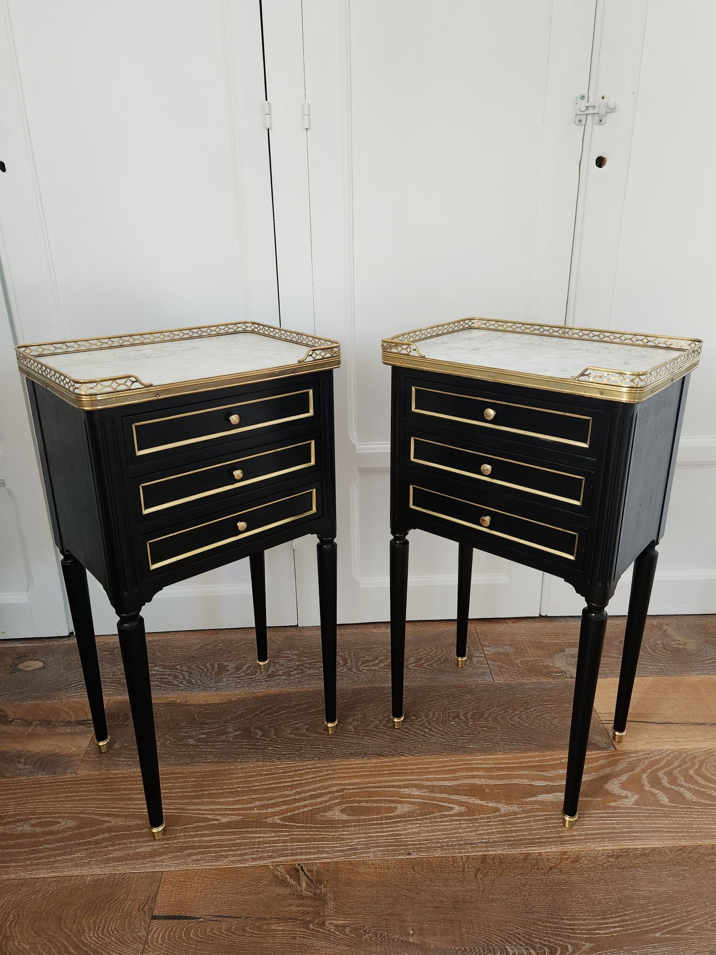 Paire de chevets Louis XVI, marbre de Carrare, Bronze.