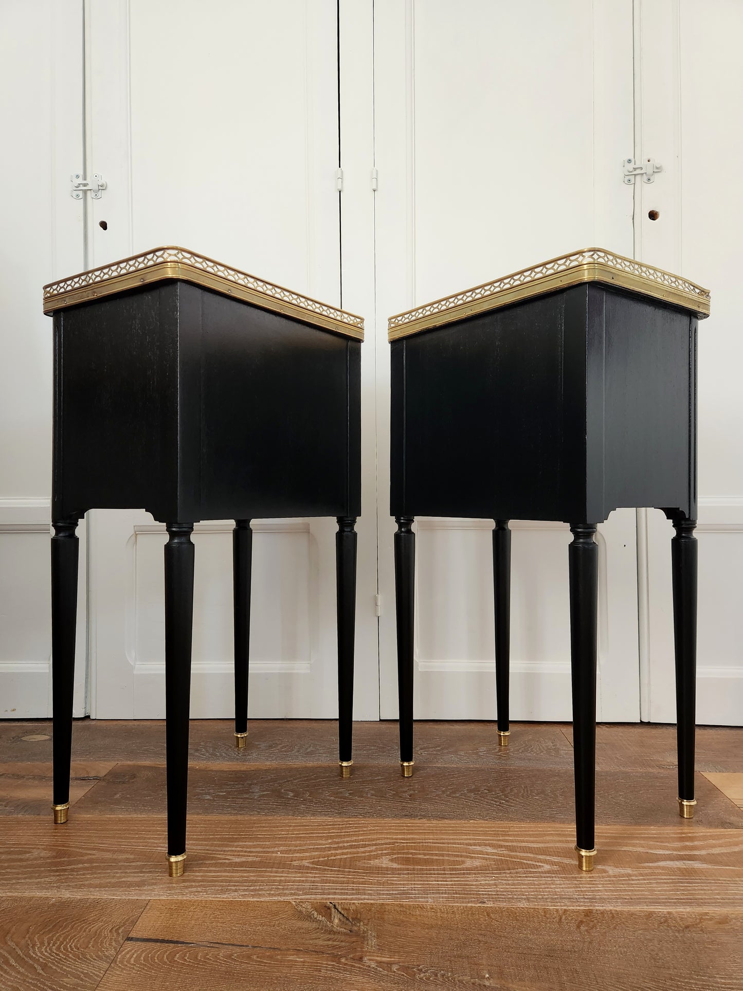 Paire de chevets Louis XVI, marbre de Carrare, Bronze.