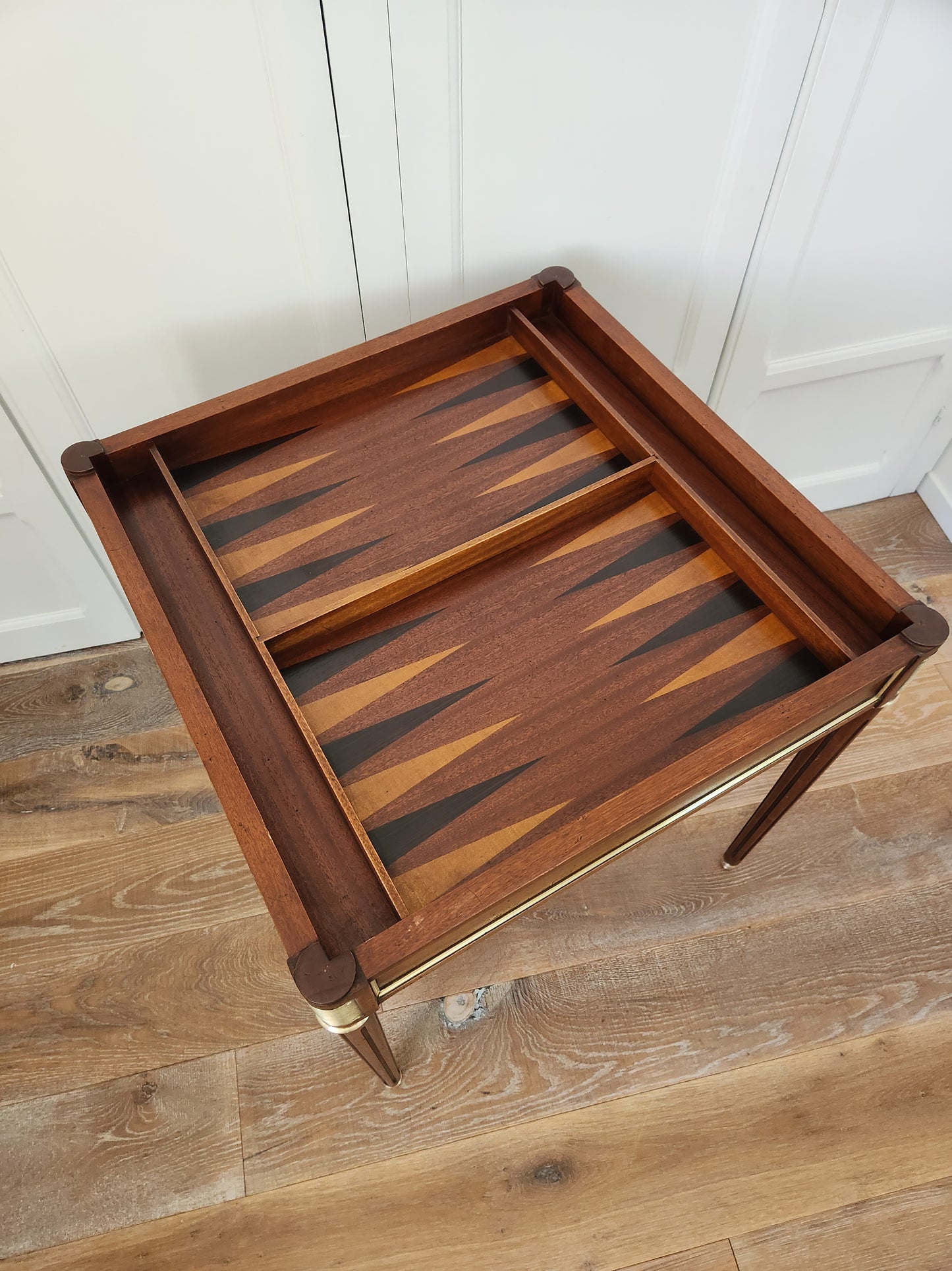 Table à jeux Louis XVI, échec, backgammon, cartes.