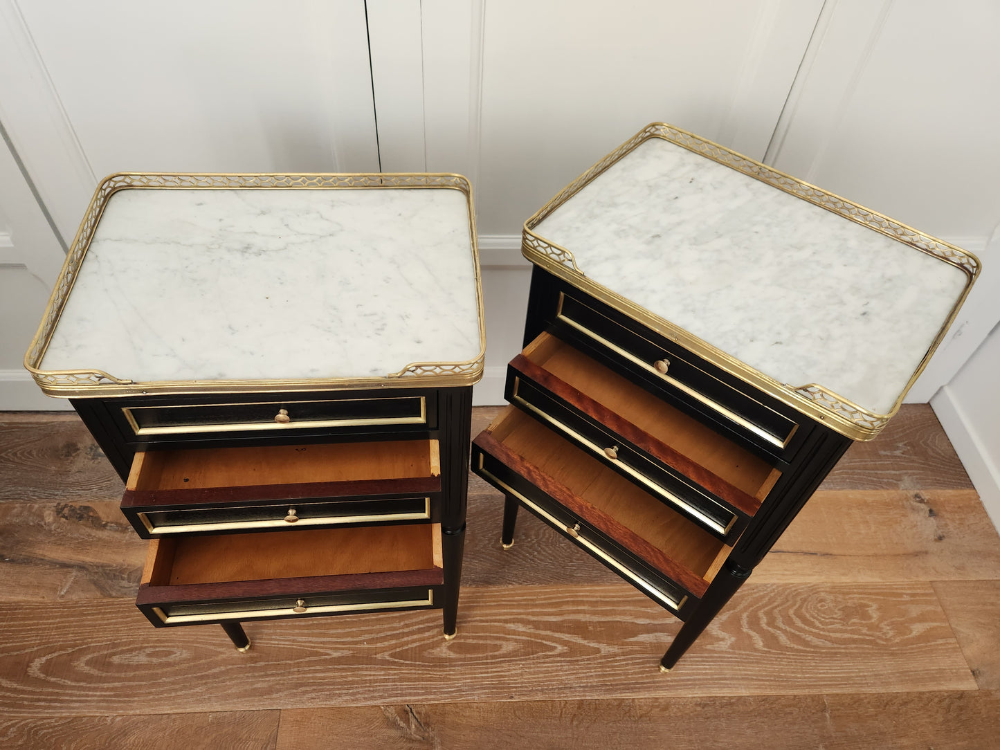 Paire de chevets Louis XVI, marbre de Carrare, Bronze.