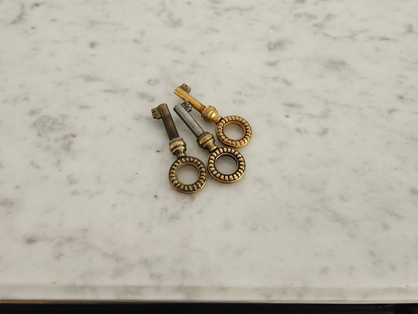 Secrétaire Louis XVI, marbre de Carrare, bronze.