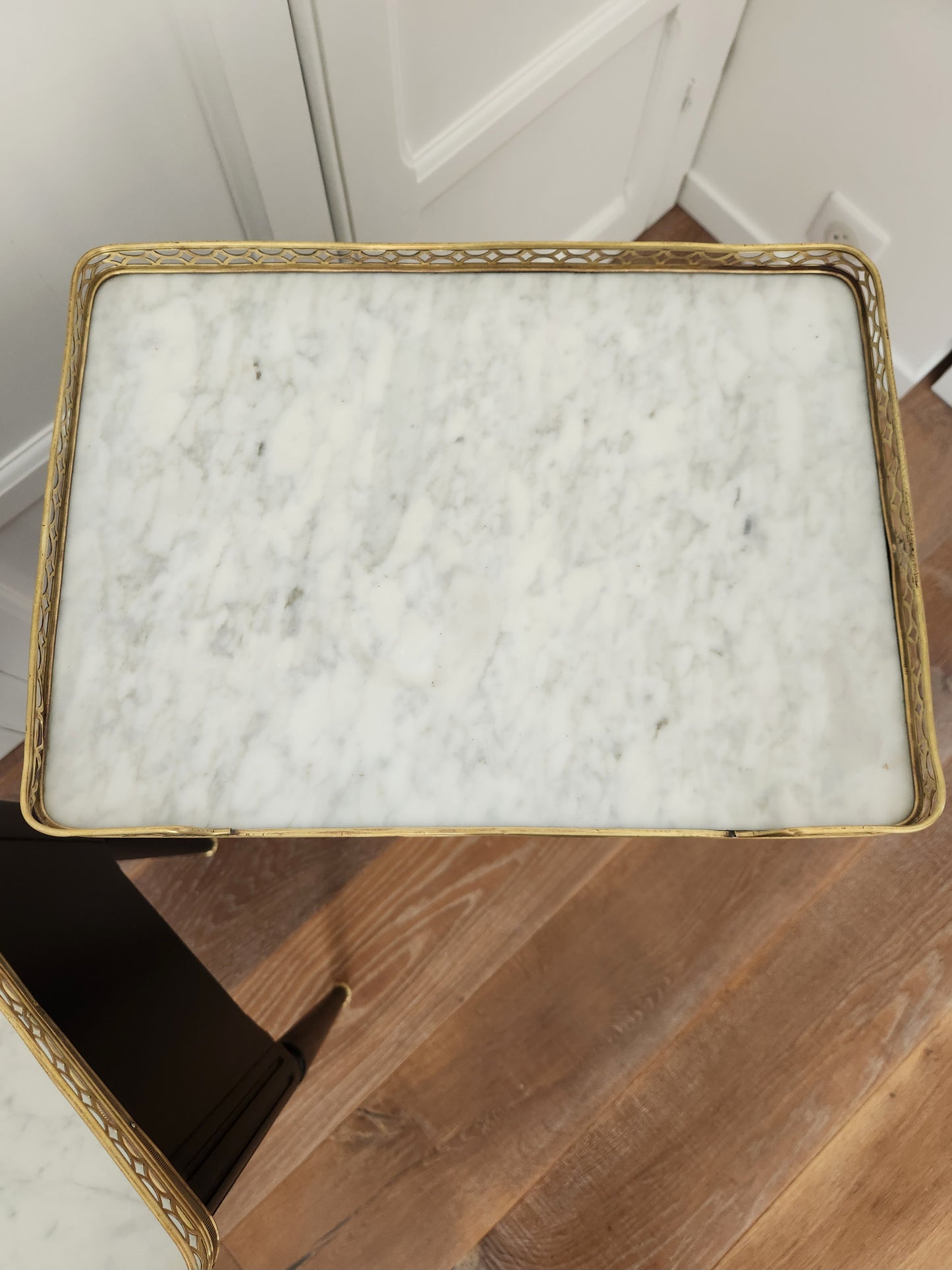 Paire de chevets Louis XVI, marbre de Carrare, Bronze.