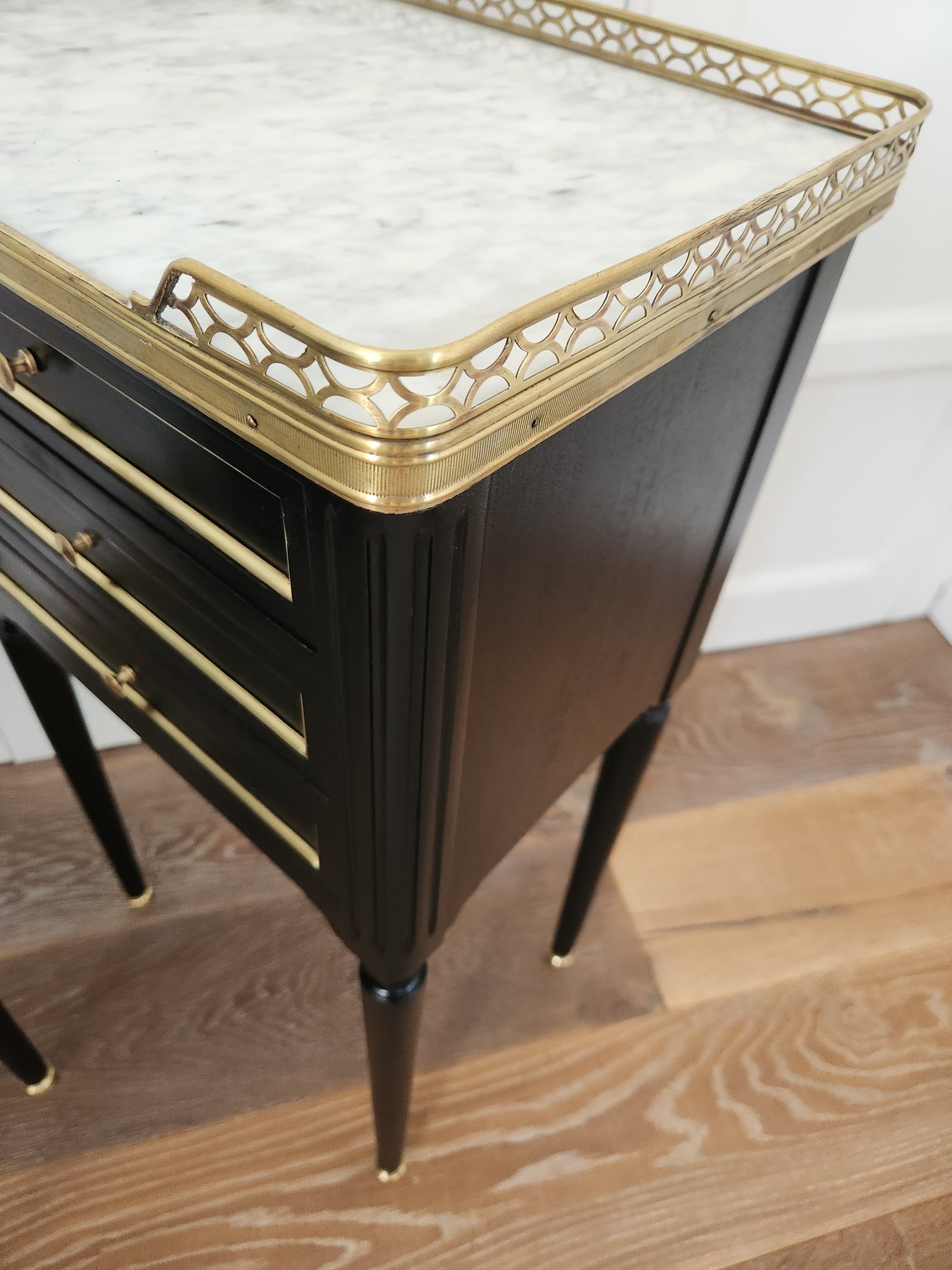 Paire de chevets Louis XVI, marbre de Carrare, Bronze.